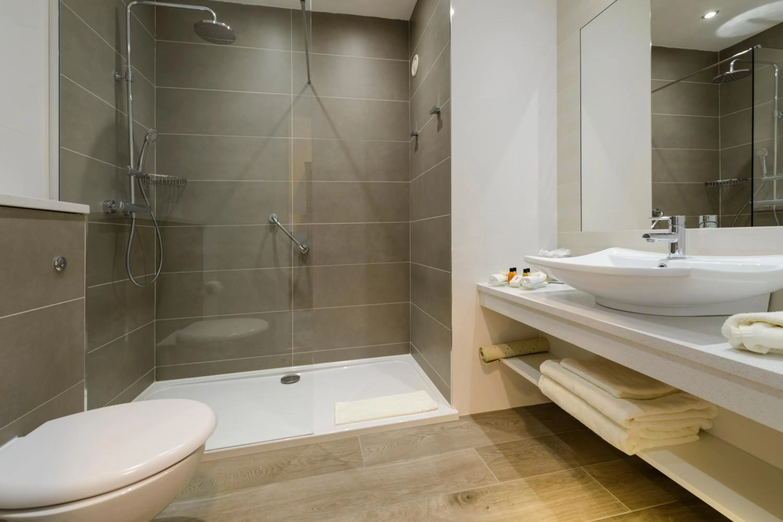 Bathroom in Scott's Hotel