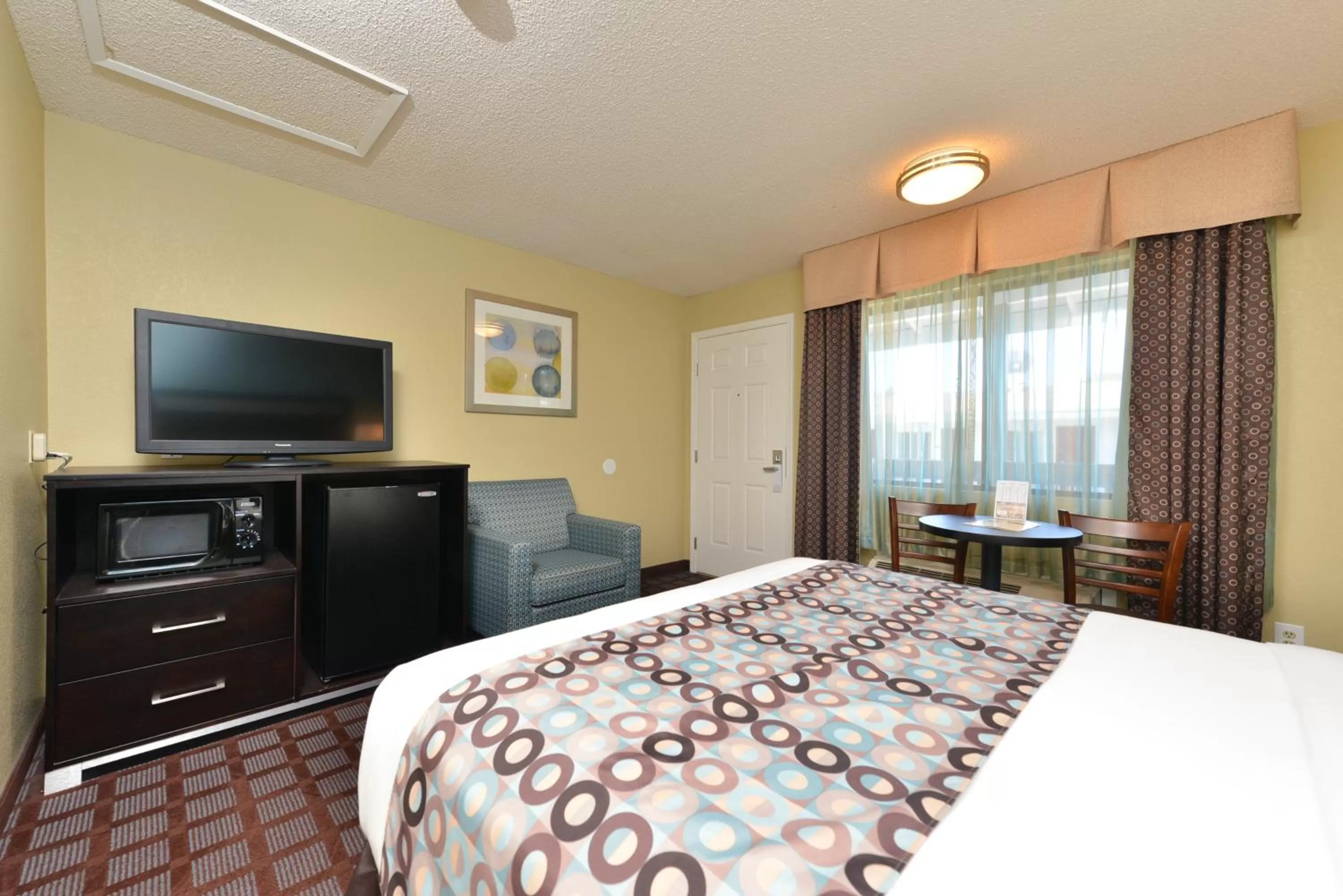 Bedroom, Bed in Avenue Inn Downtown District SLO