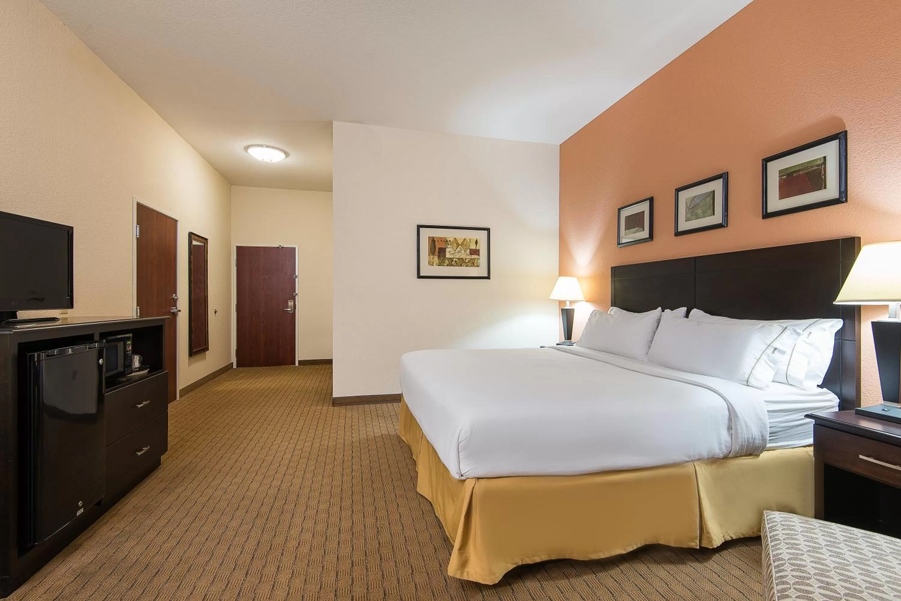 Photo of the whole room, Bed in Holiday Inn Express and Suites Lafayette East by IHG