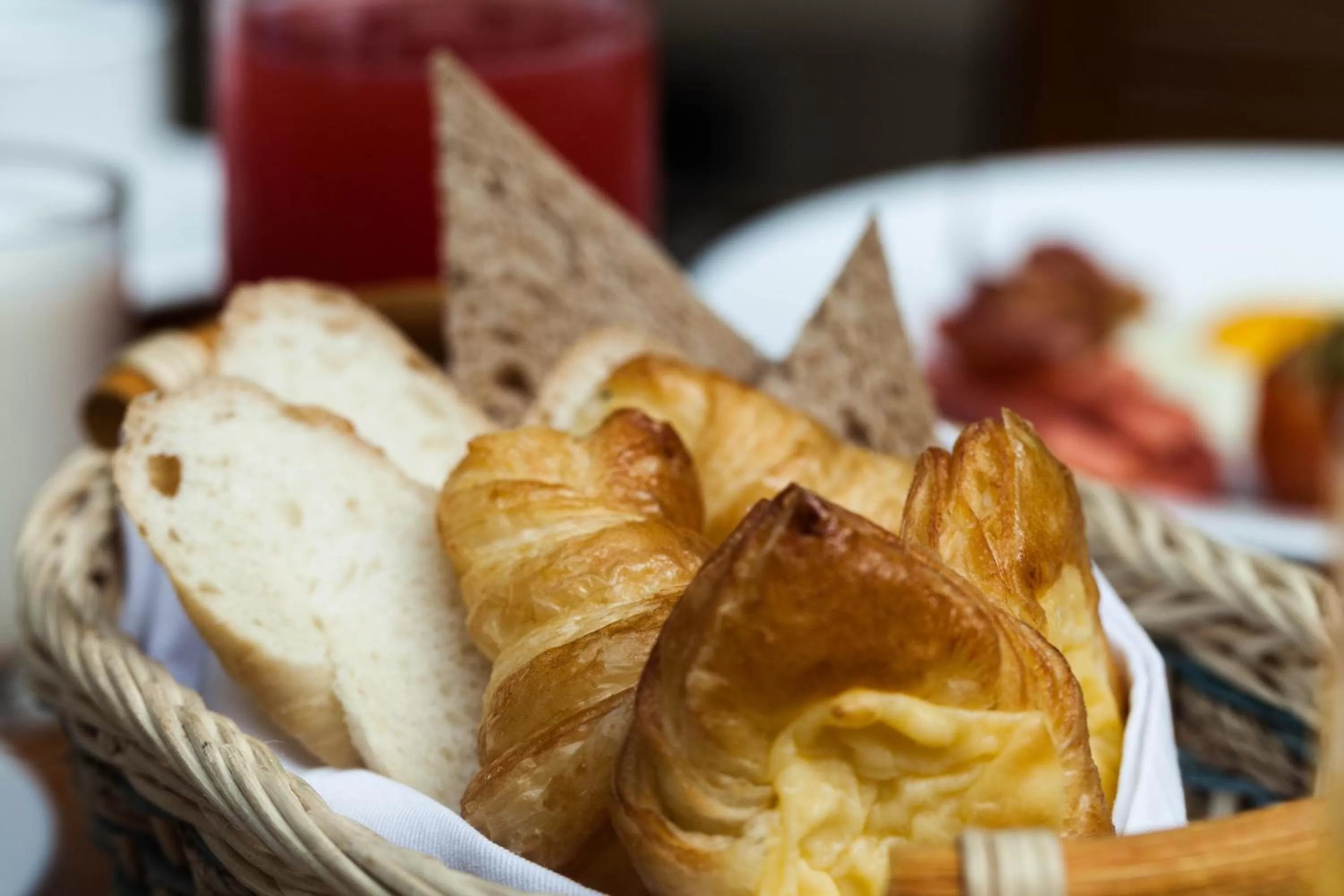 Restaurant/places to eat in Somadevi Residence