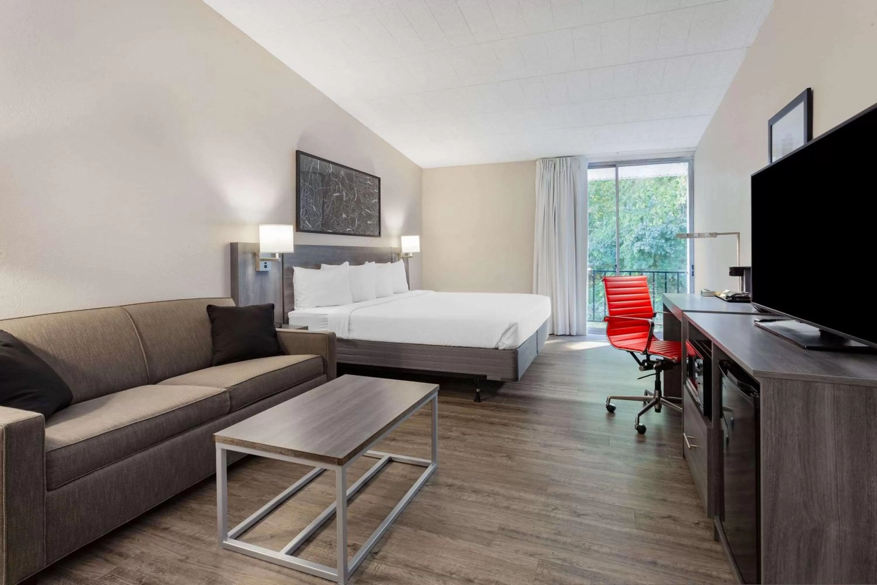 Restaurant/places to eat, Bed in Ramada by Wyndham Hartford North - Bradley Airport