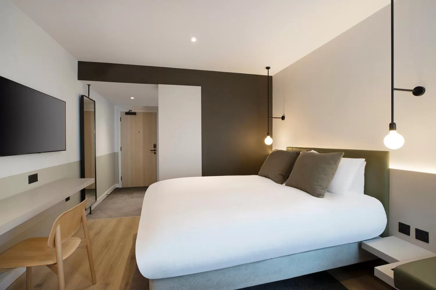 Bedroom, Bed in Leonardo Hotel Manchester Piccadilly