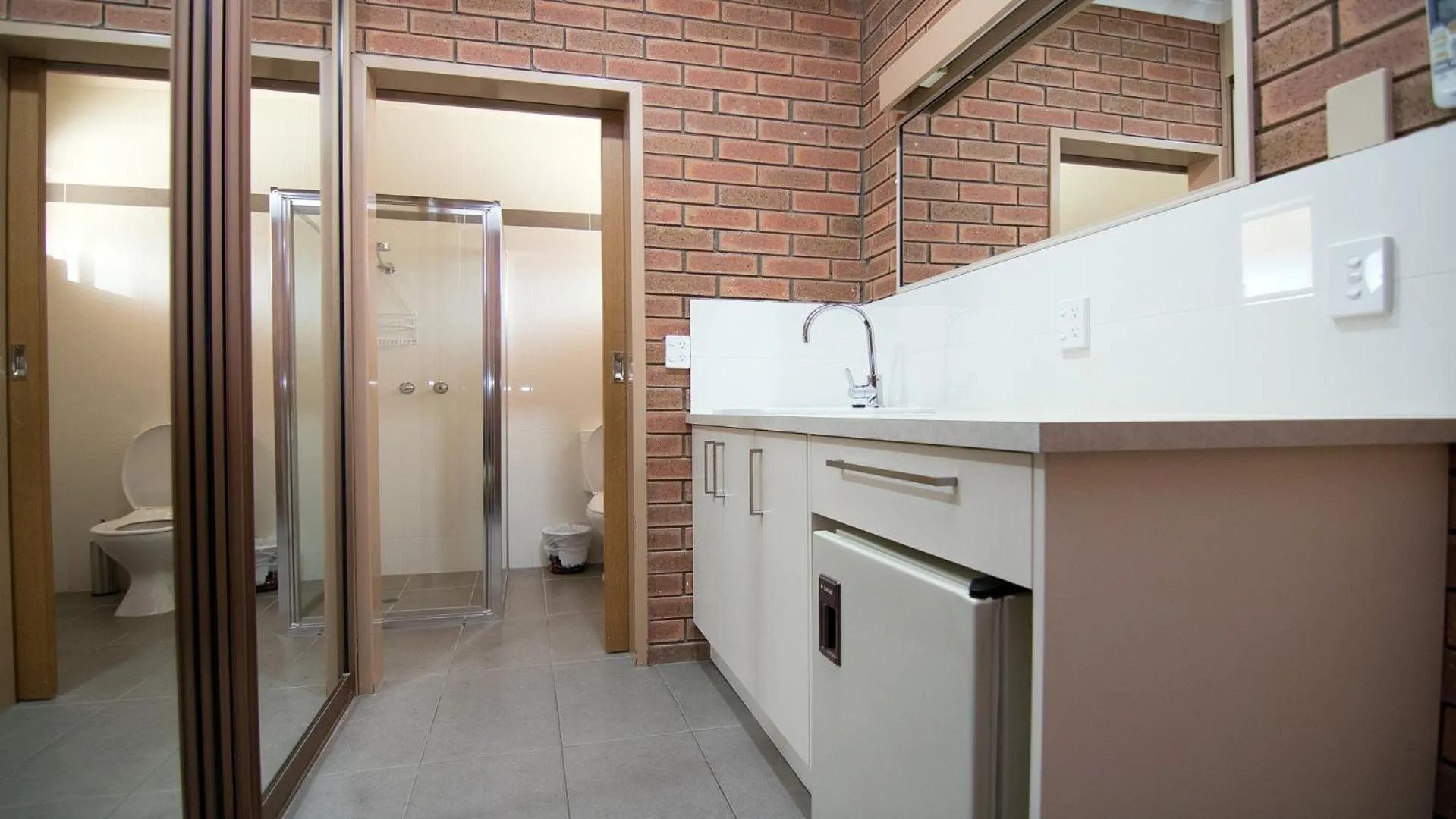 Bathroom in Ashleigh Court Motor Inn