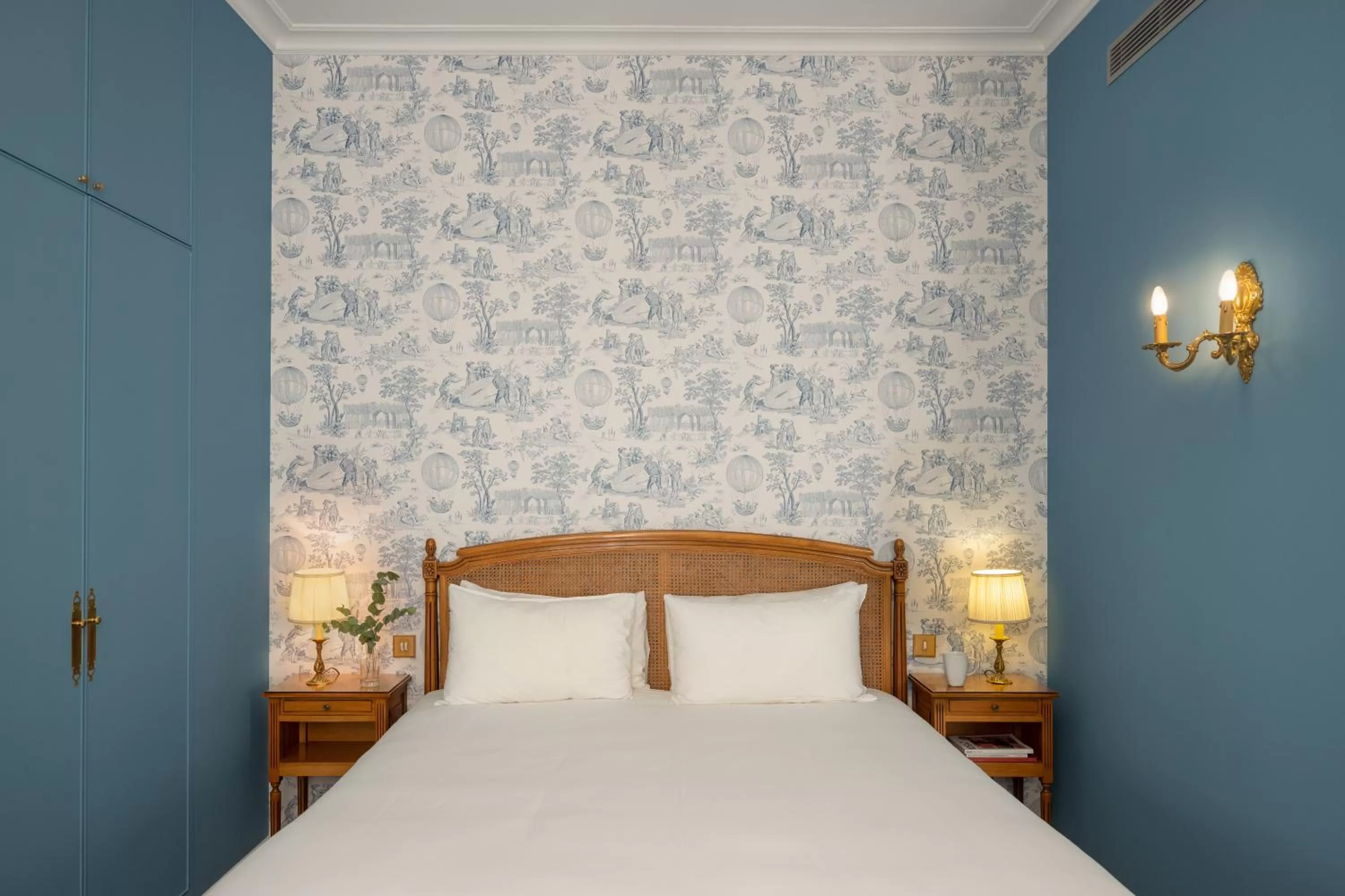 Bed in Hotel des Grandes Ecoles