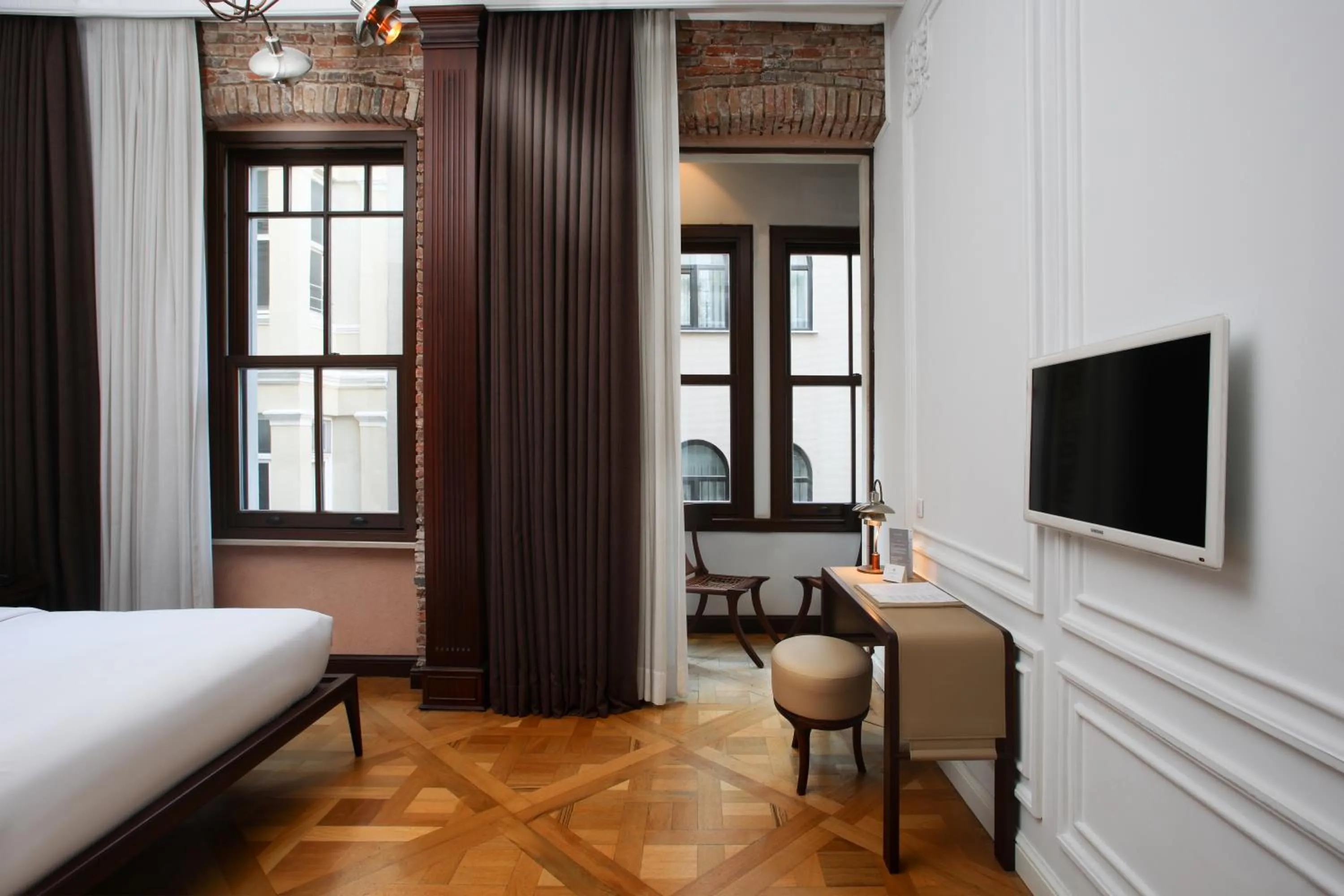 TV and multimedia, Bed in Georges Hotel Galata