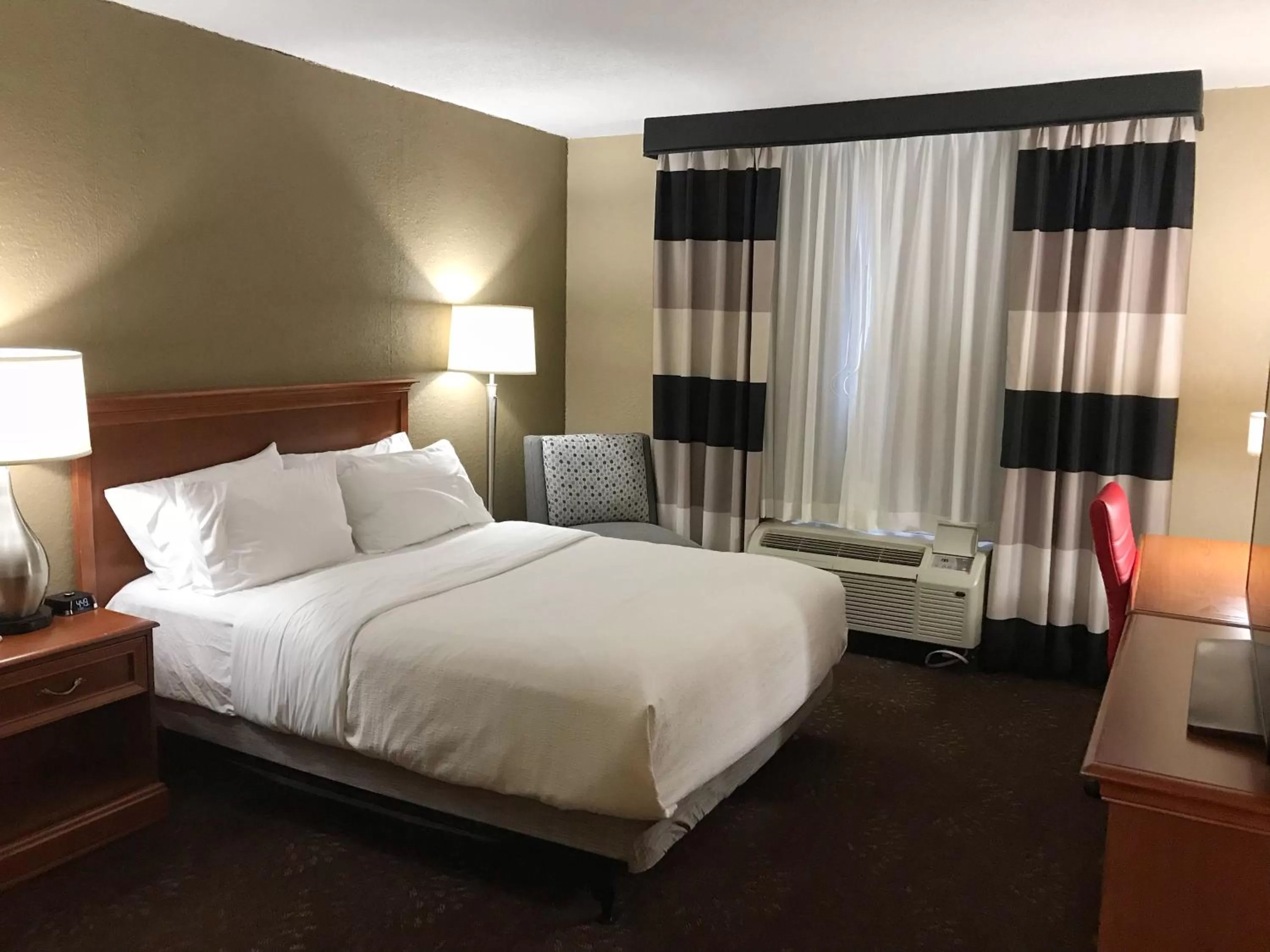 Photo of the whole room, Bed in Holiday Inn Alexandria by IHG