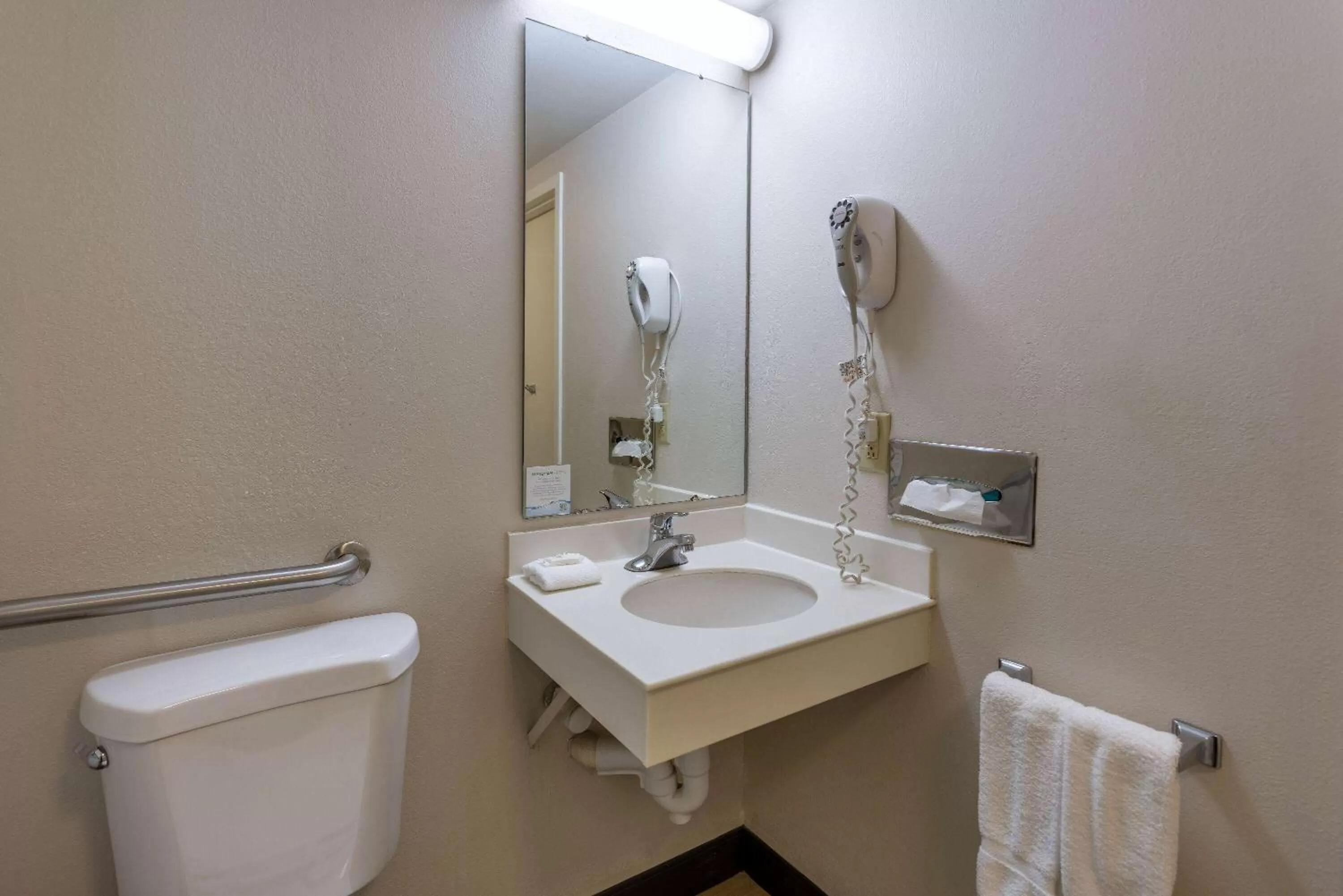 Bathroom in La Quinta by Wyndham Kingsport Tri Cities Airport