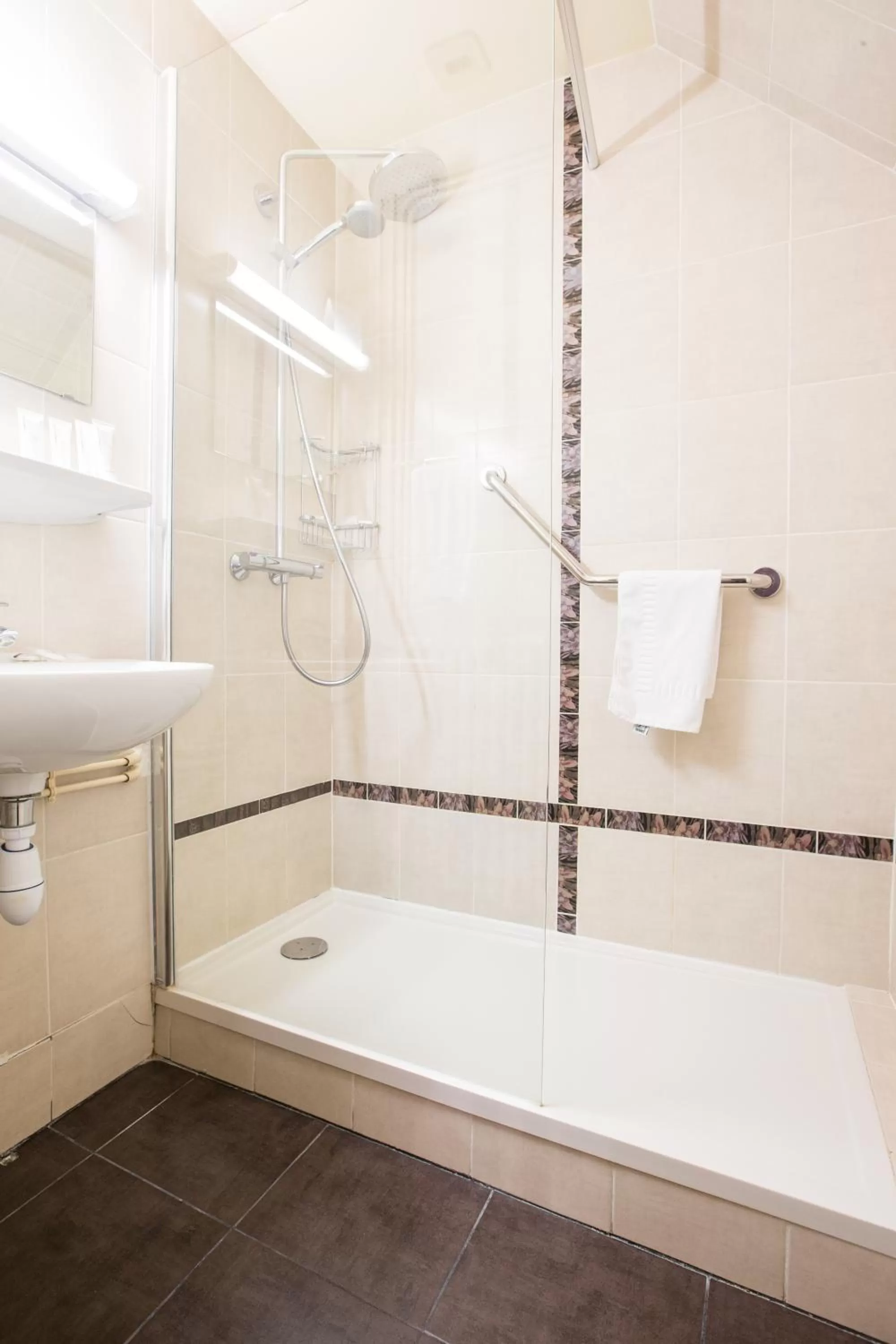 Shower in HOTEL DE PARIS MONTPARNASSE
