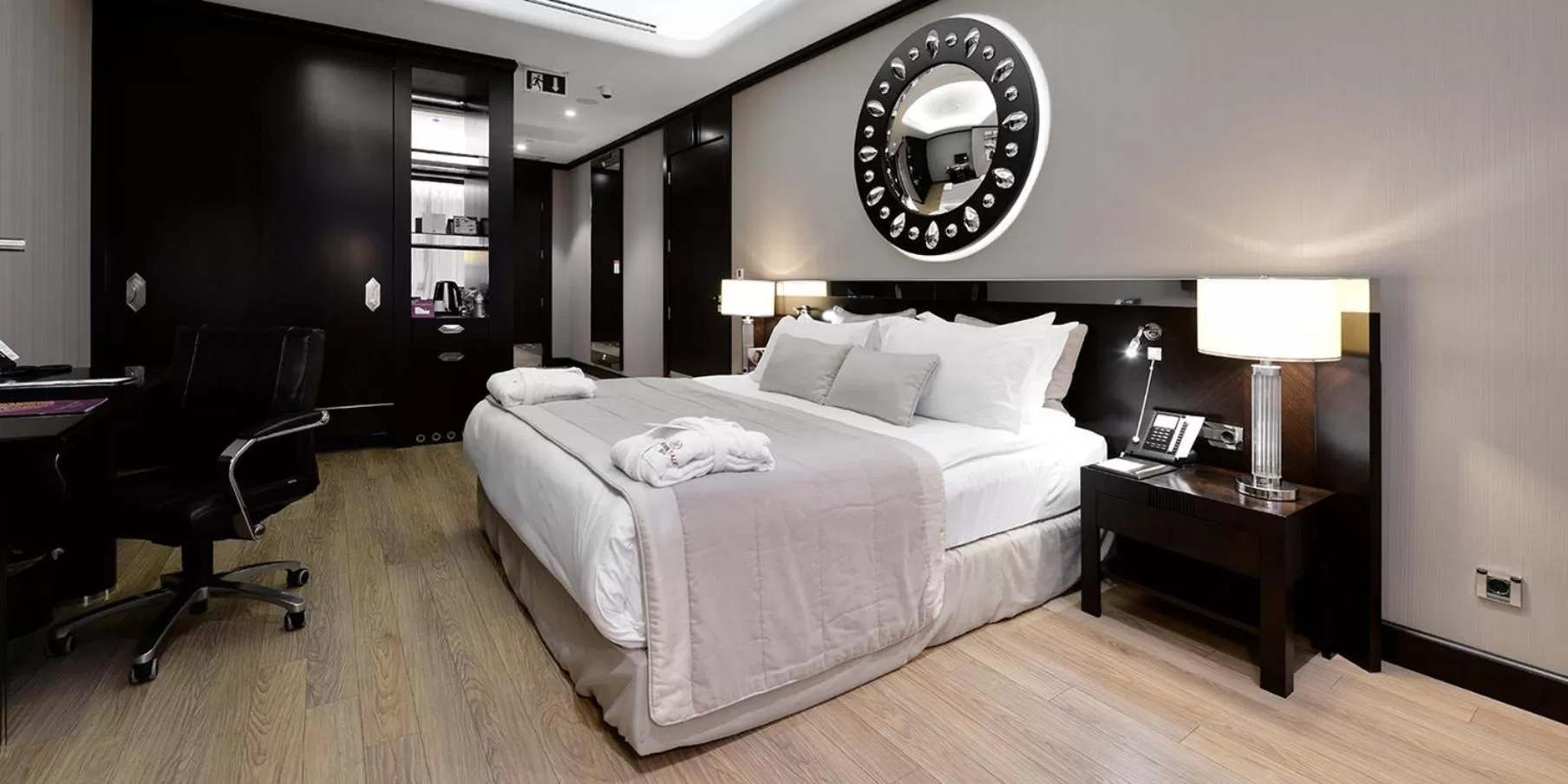 Photo of the whole room, Bed in Crowne Plaza Bursa Convention Center & Thermal Spa by IHG