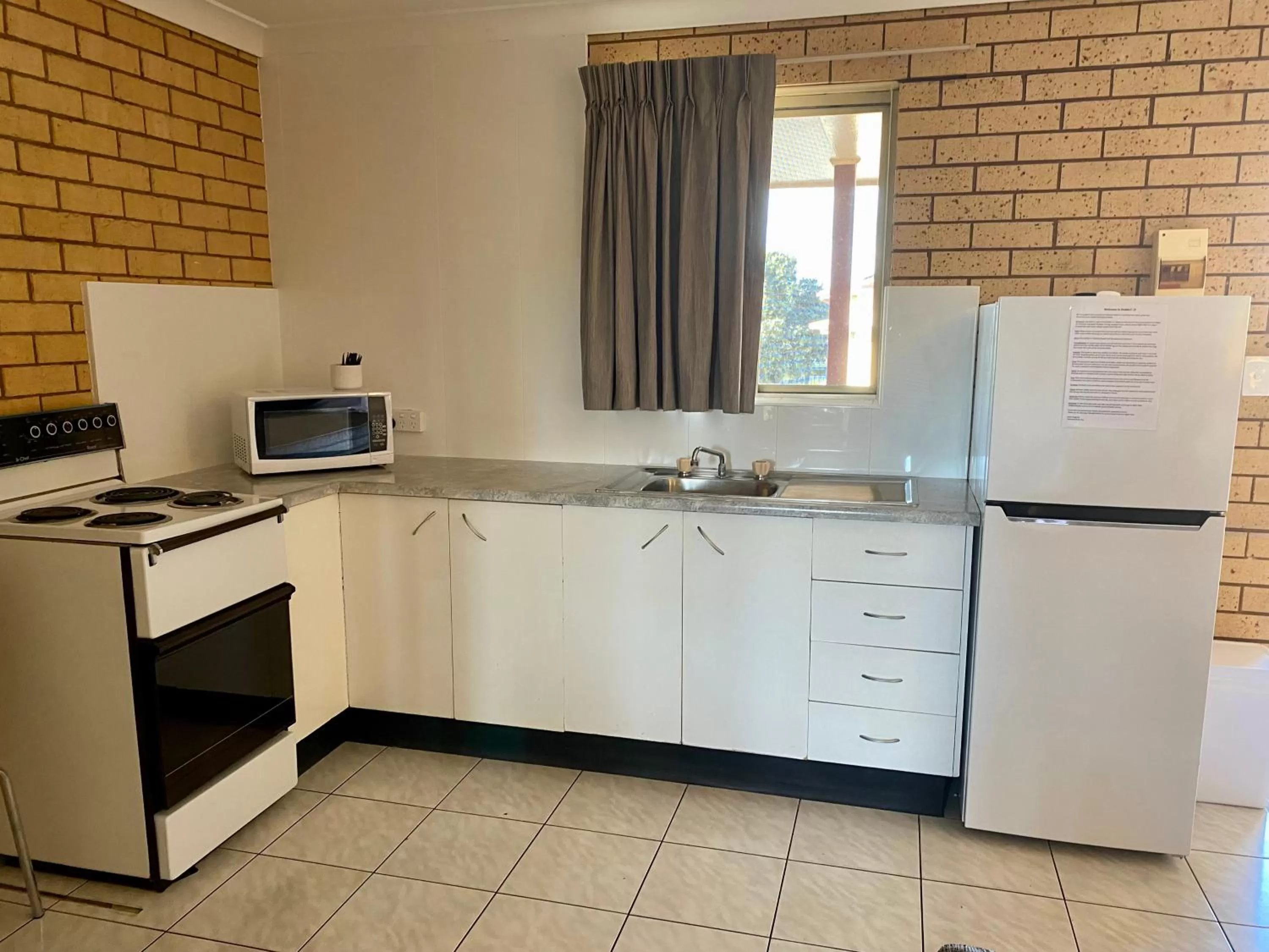Kitchen or kitchenette in Tallarook Motor Inn