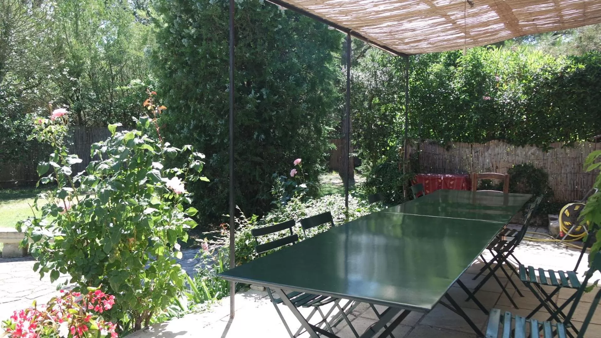 Garden view in Mas Grimaud - Gîte- Studio et chambres d'hôtes familiales