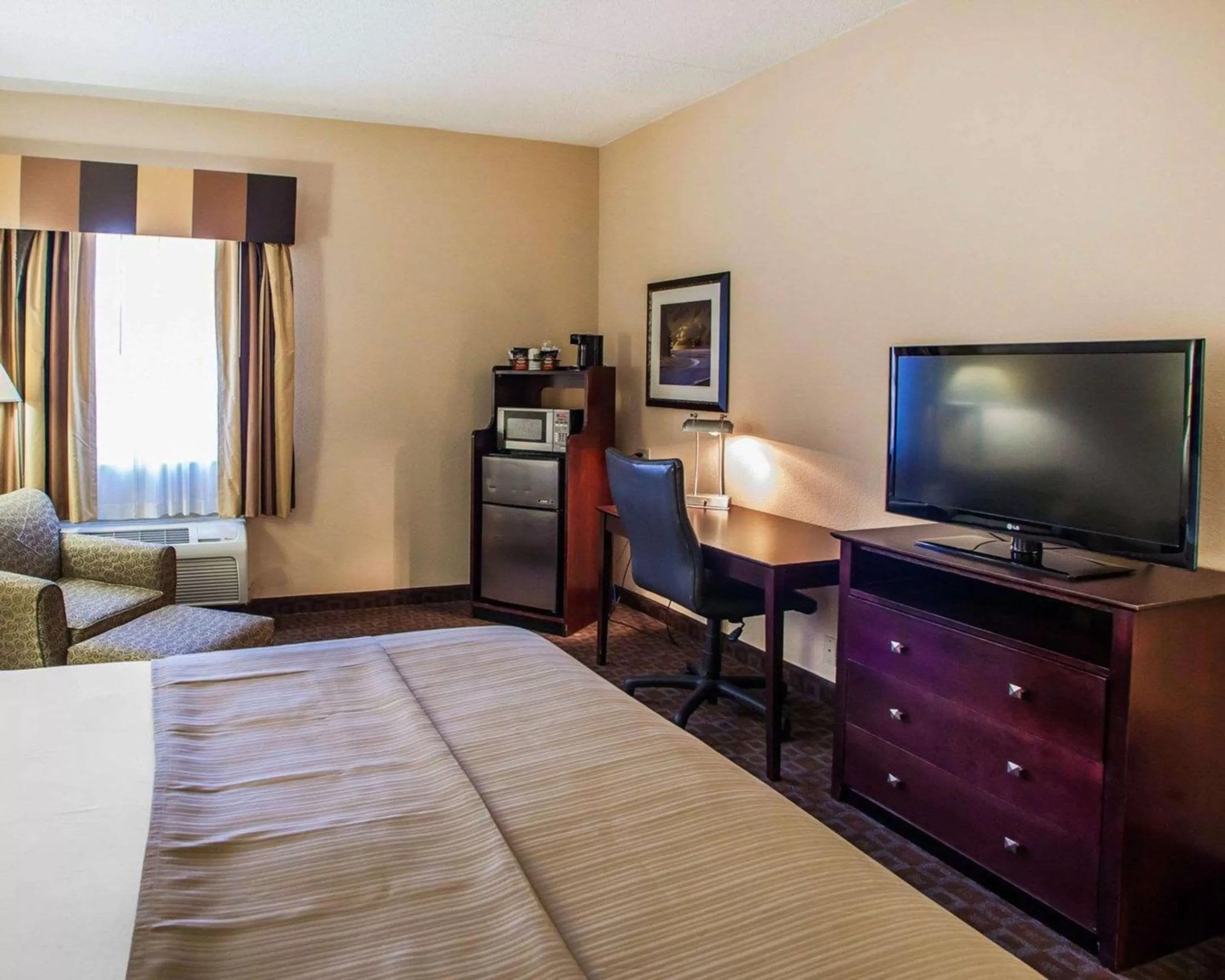 Bedroom, Bed in Quality Inn & Suites Peoria North