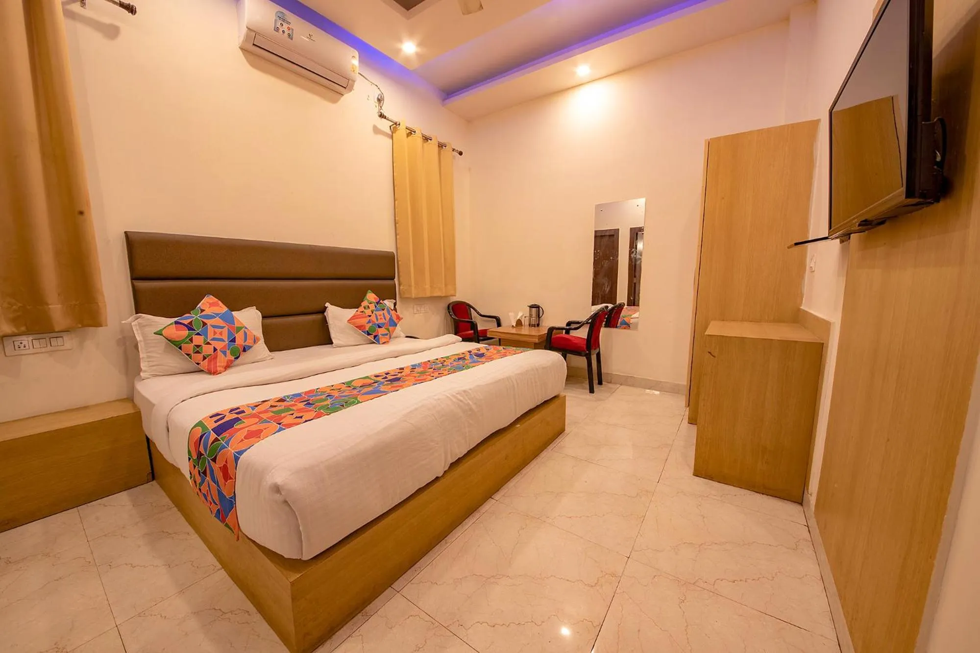 Communal lounge/ TV room in FabHotel As Residency