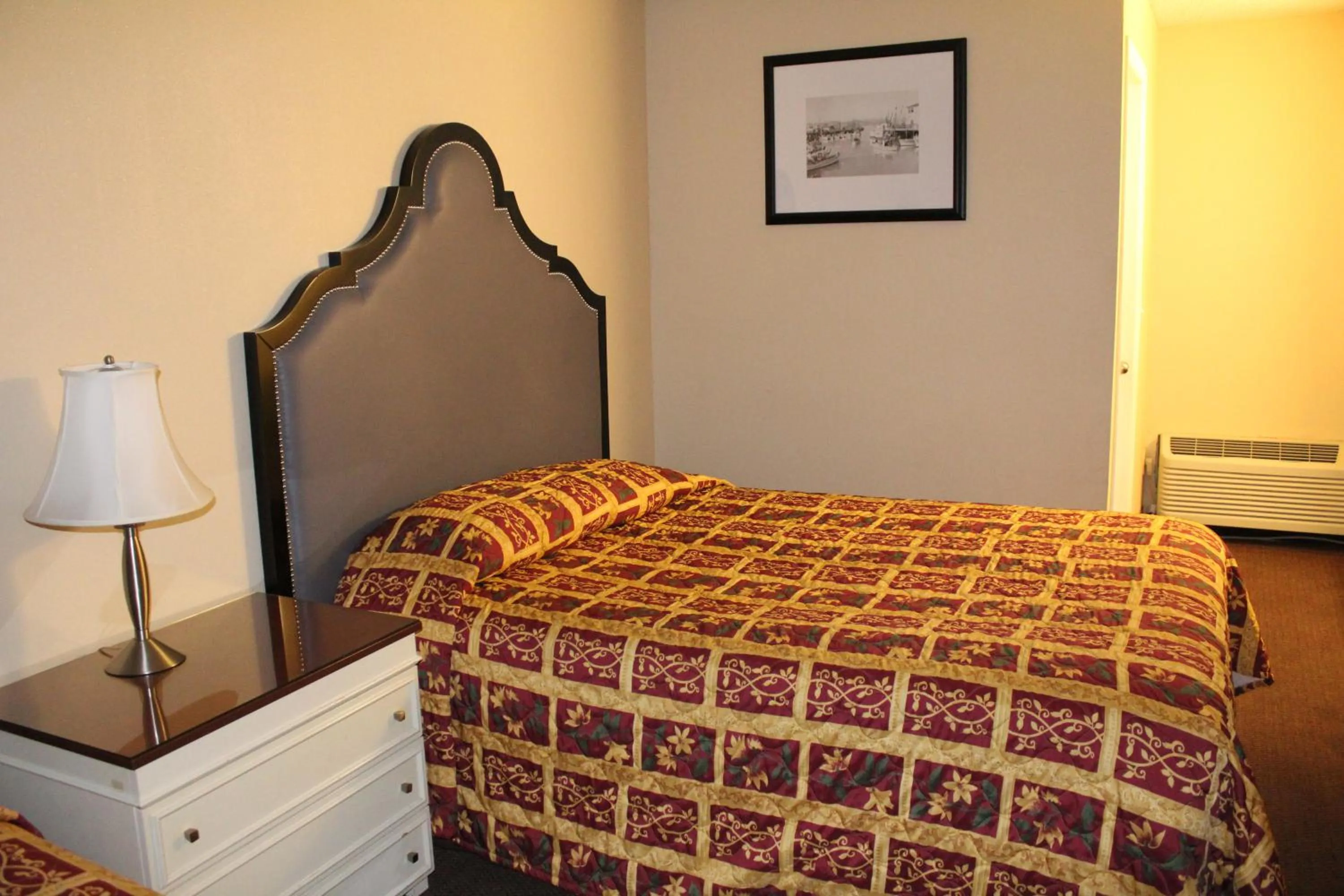 Bed in Knights Inn Pasco