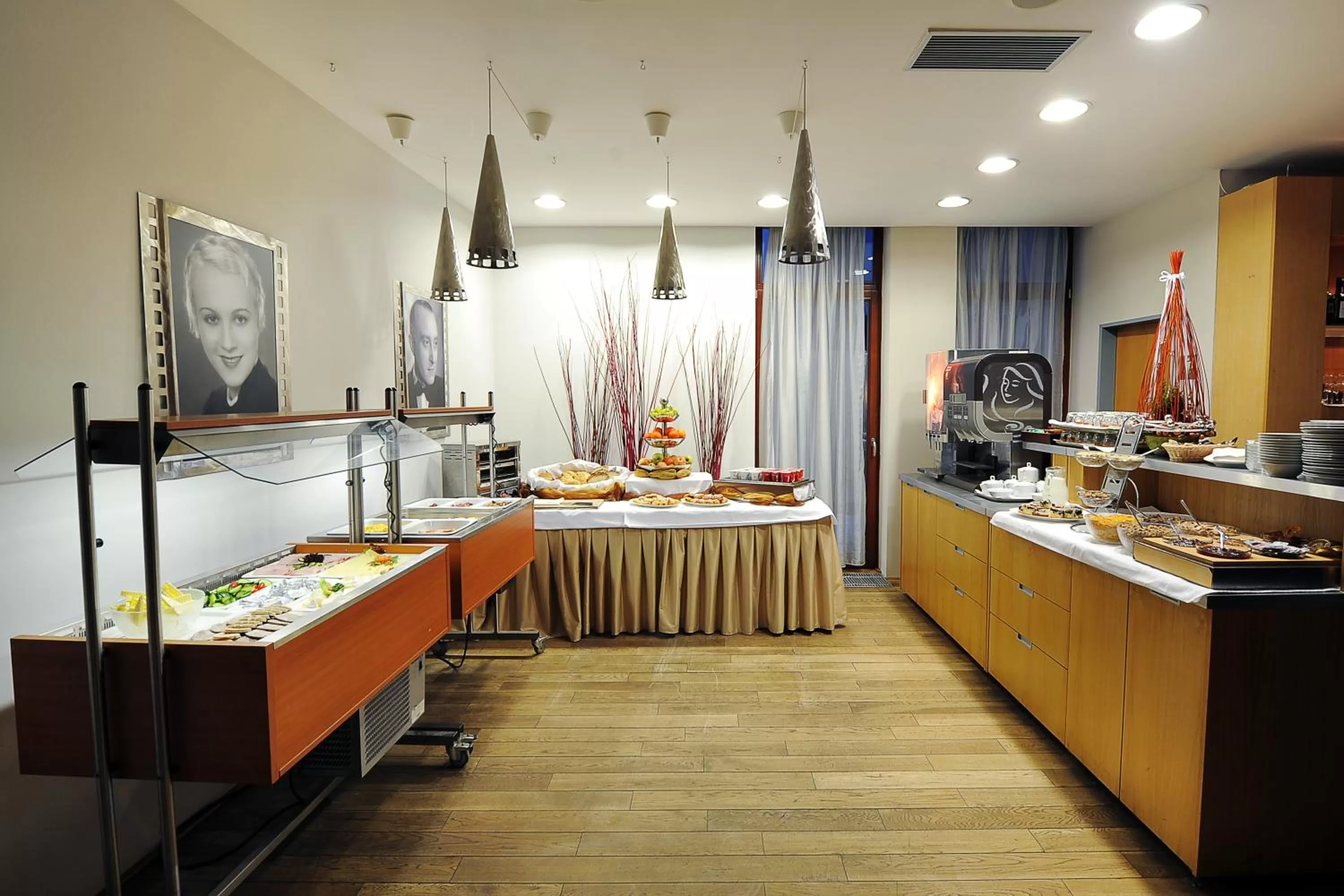 Restaurant/places to eat, Food in Hotel Biograf