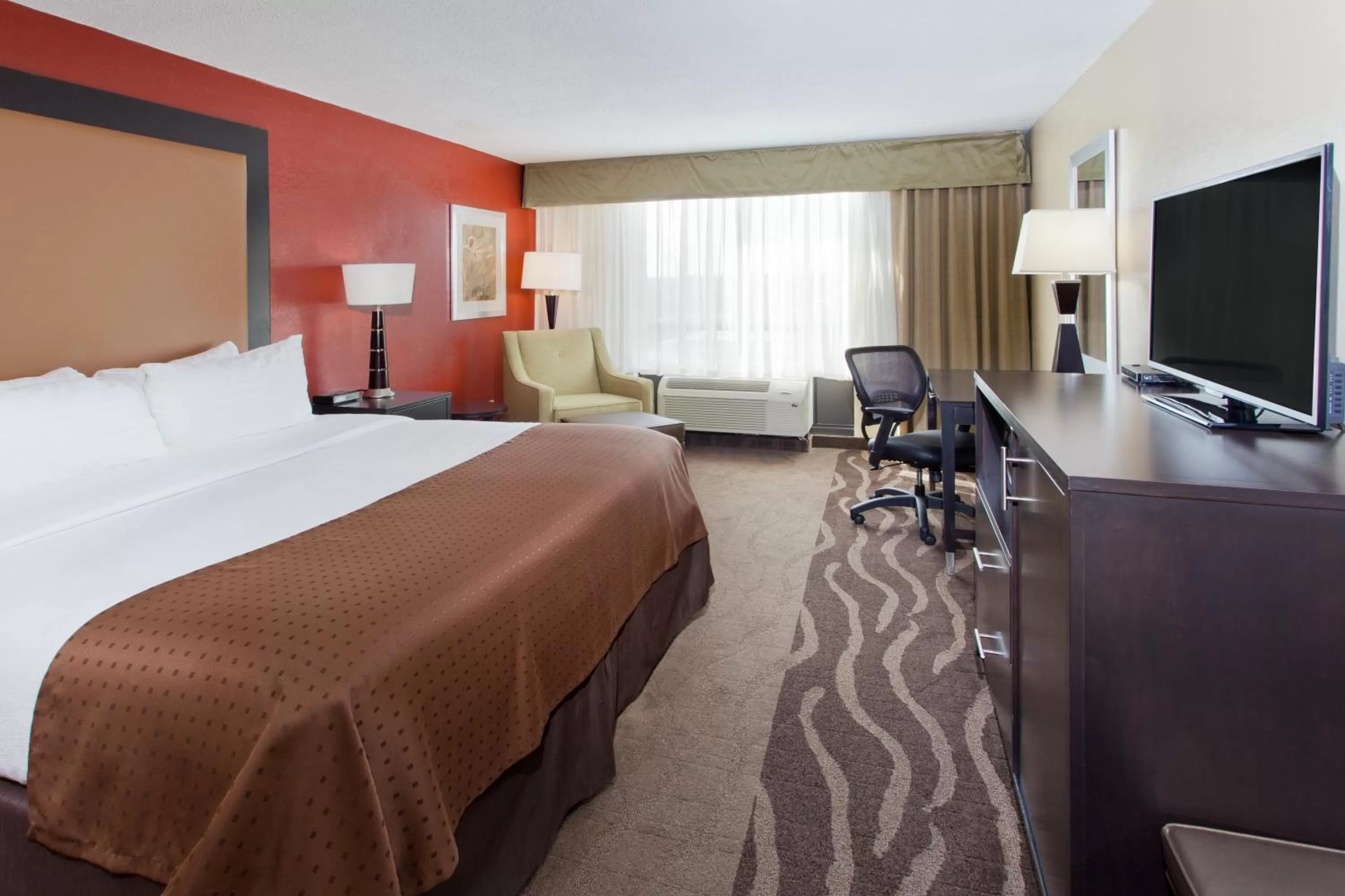 Photo of the whole room, Bed in Holiday Inn Shreveport Downtown by IHG
