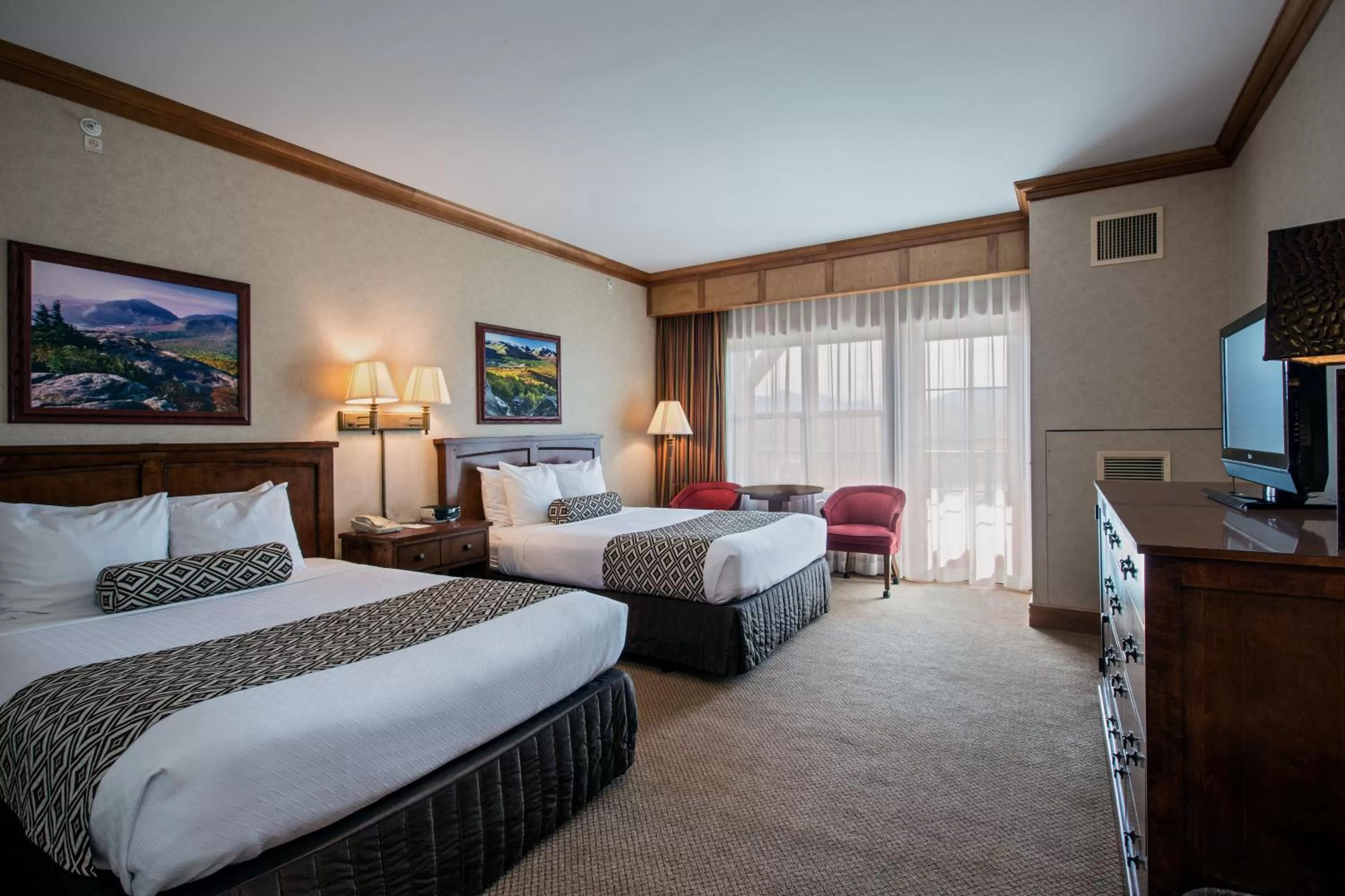 Photo of the whole room, Bed in Crowne Plaza Lake Placid by IHG