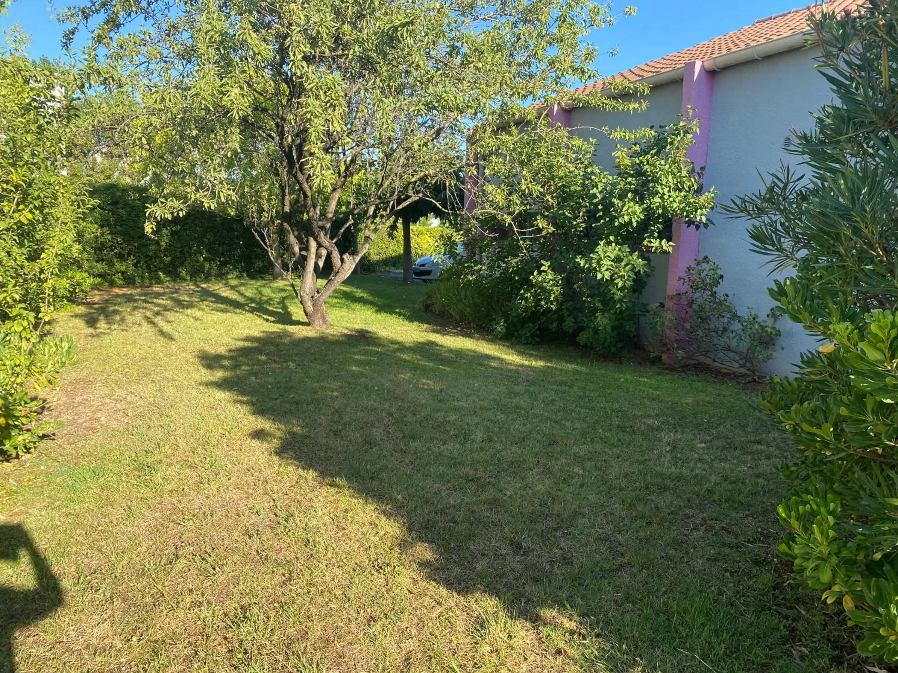 Garden in Kyriad Montpellier Aéroport - Gare Sud de France