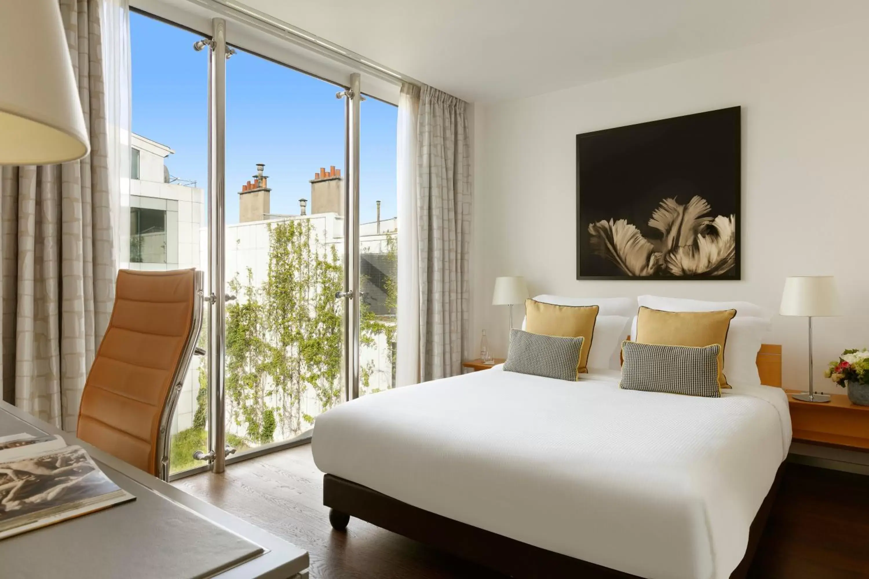 Classic Double or Twin Room in La Clef Tour Eiffel Paris by The Crest Collection Classic Double or Twin Room in La Clef Tour Eiffel Paris by The Crest Collection