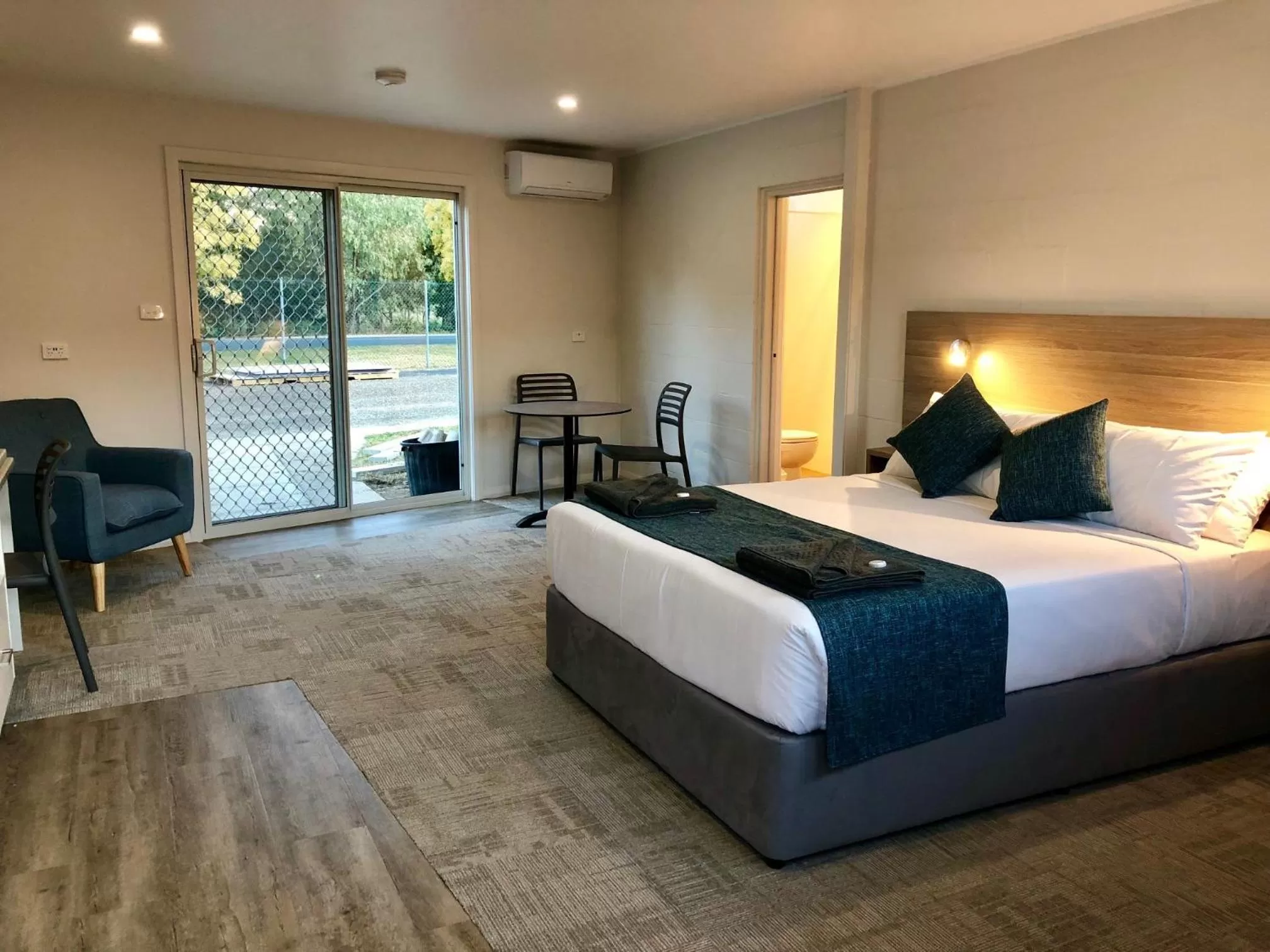 Photo of the whole room, Bed in Gundagai Tourist Suites