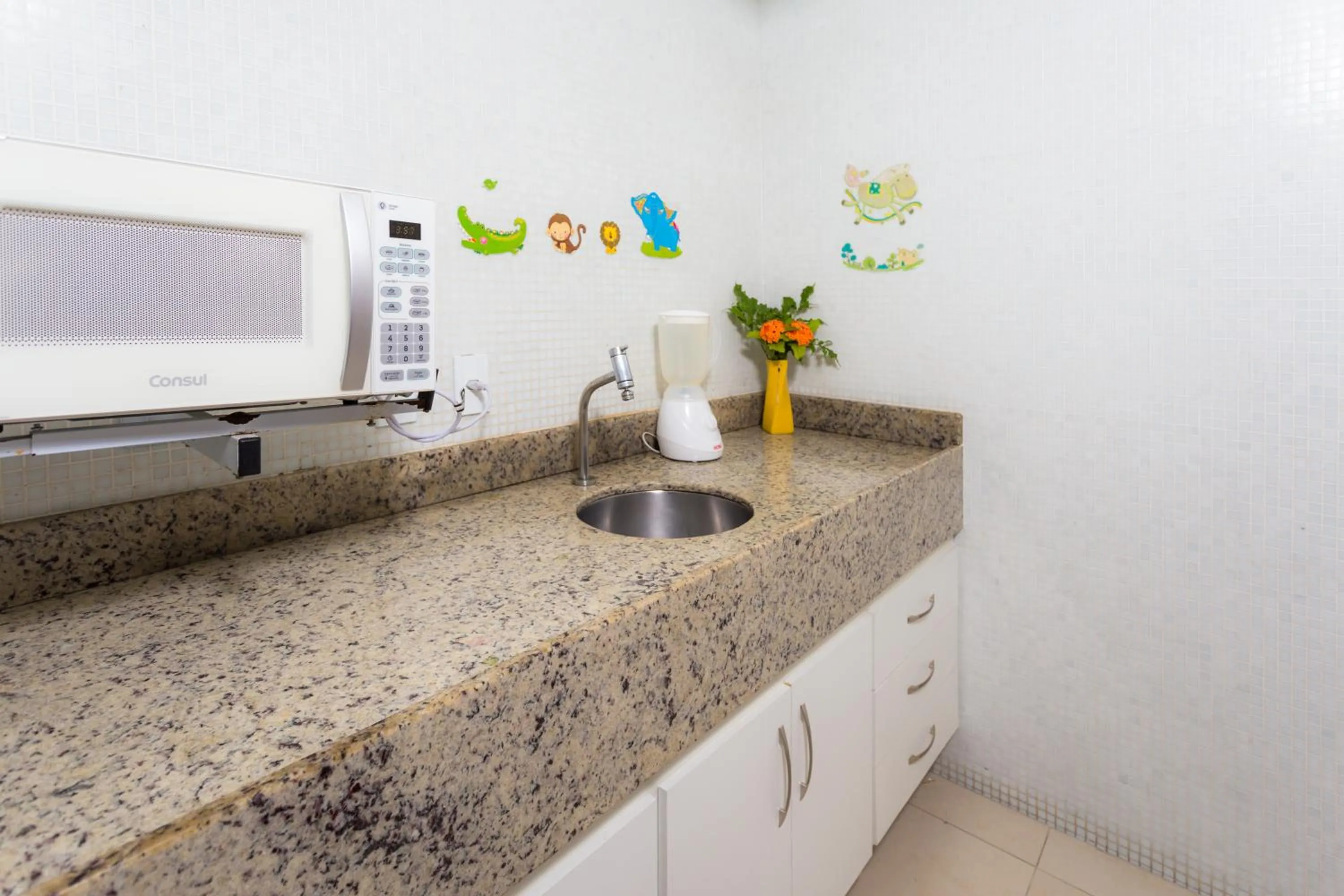 Communal kitchen in Sunshine Praia Hotel