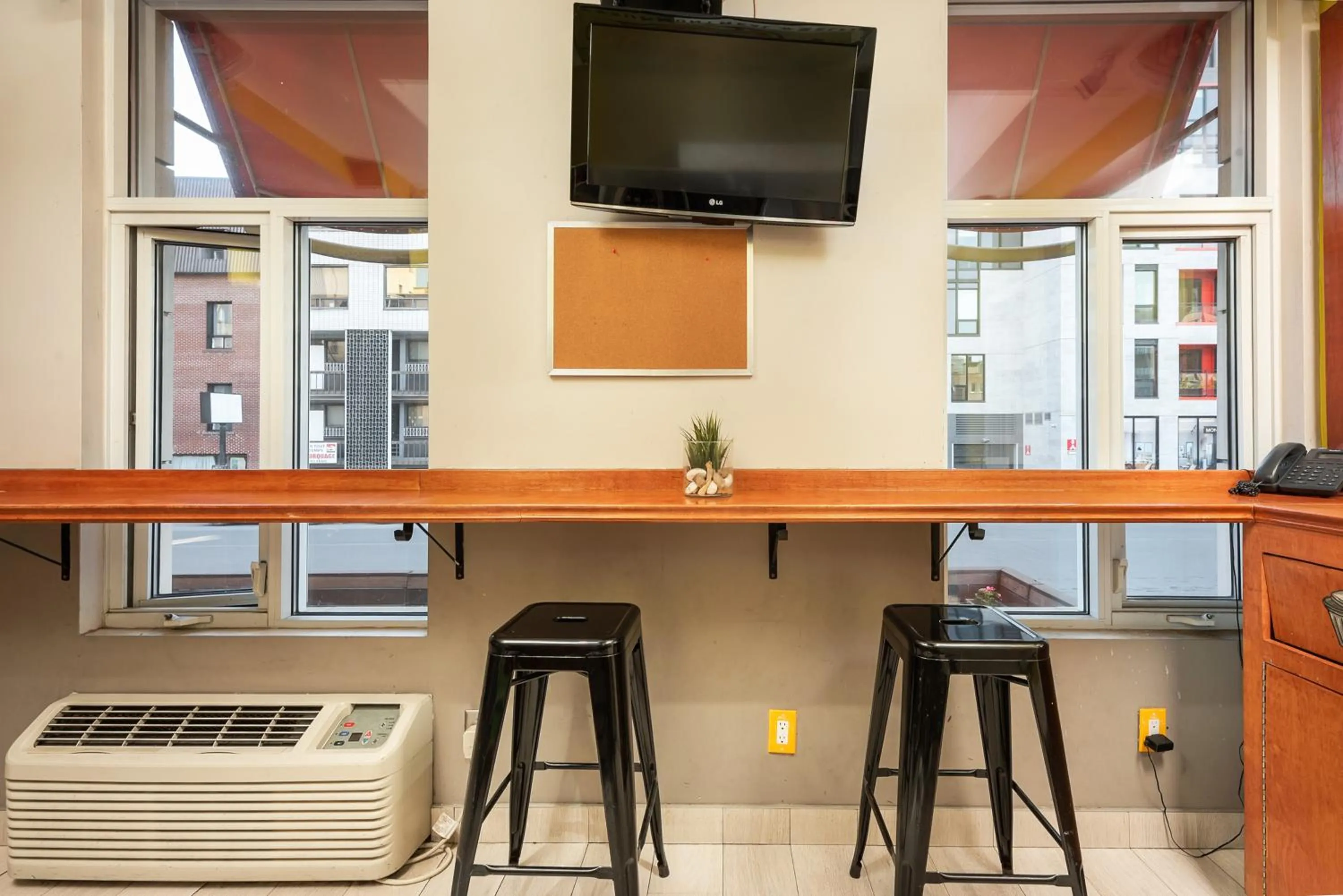 Communal kitchen in Samesun Montreal Hotel & Hostel