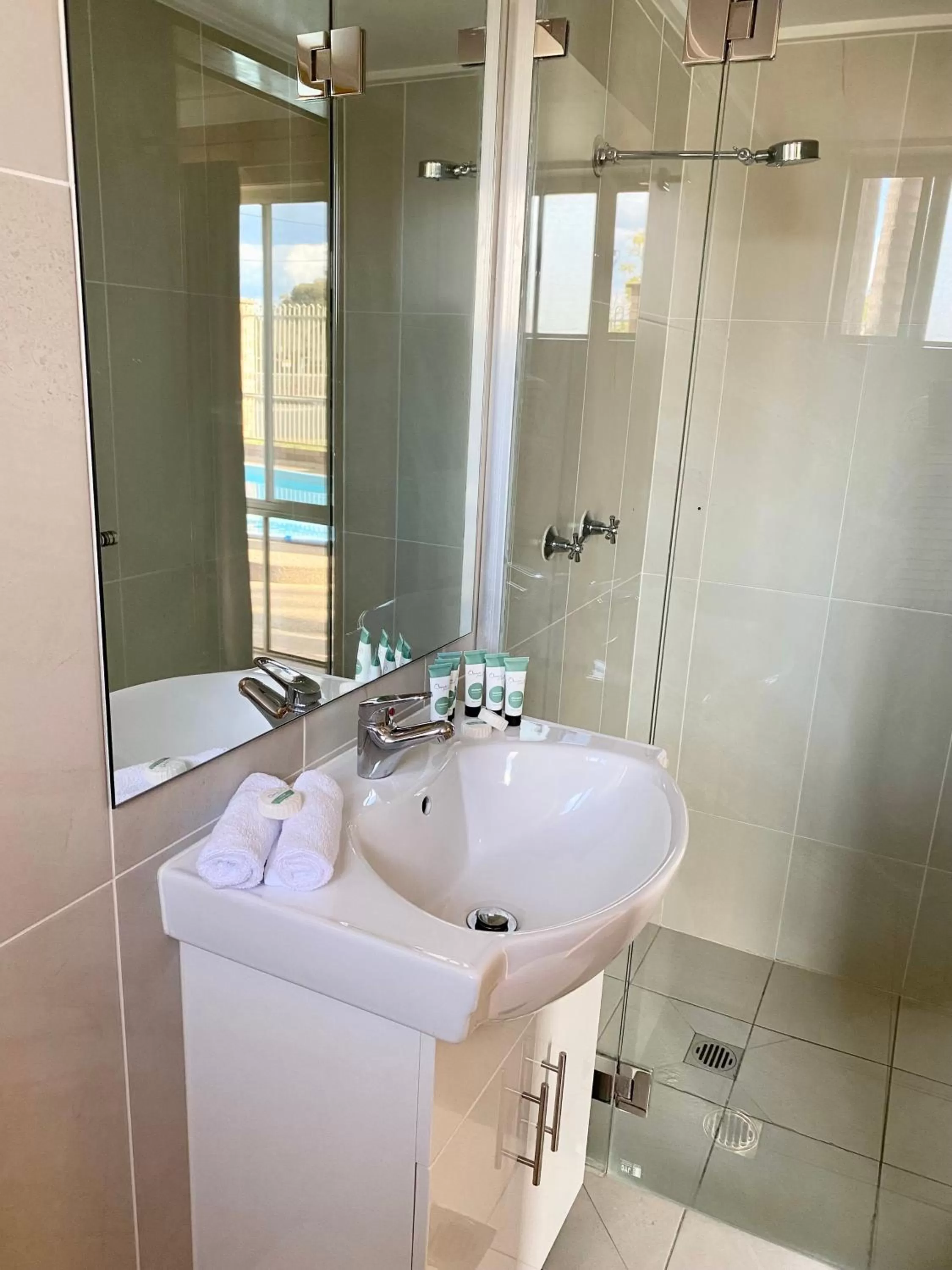 Bathroom in Tallarook Motor Inn