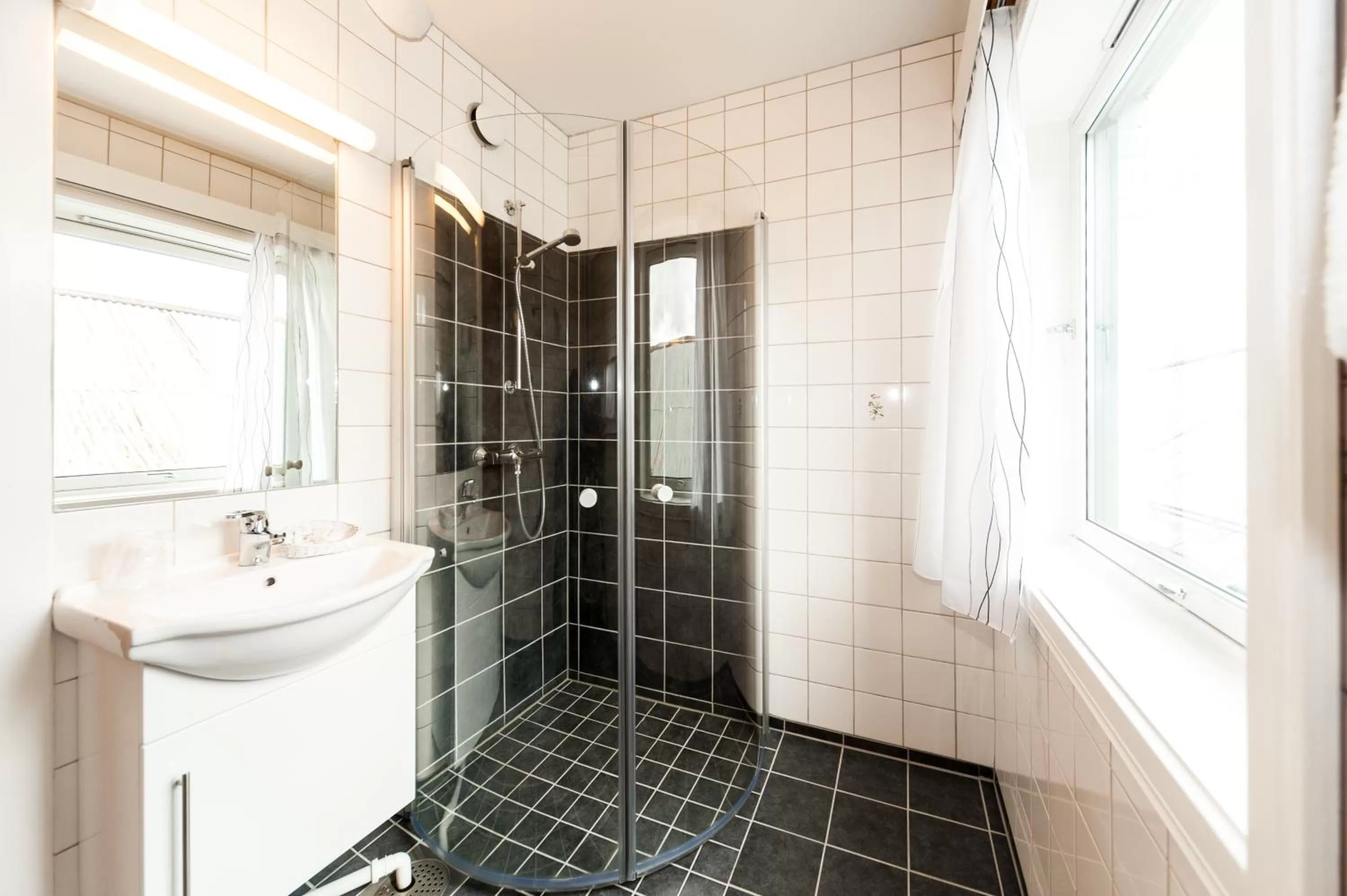 Shower, Bathroom in Tynset Hotel