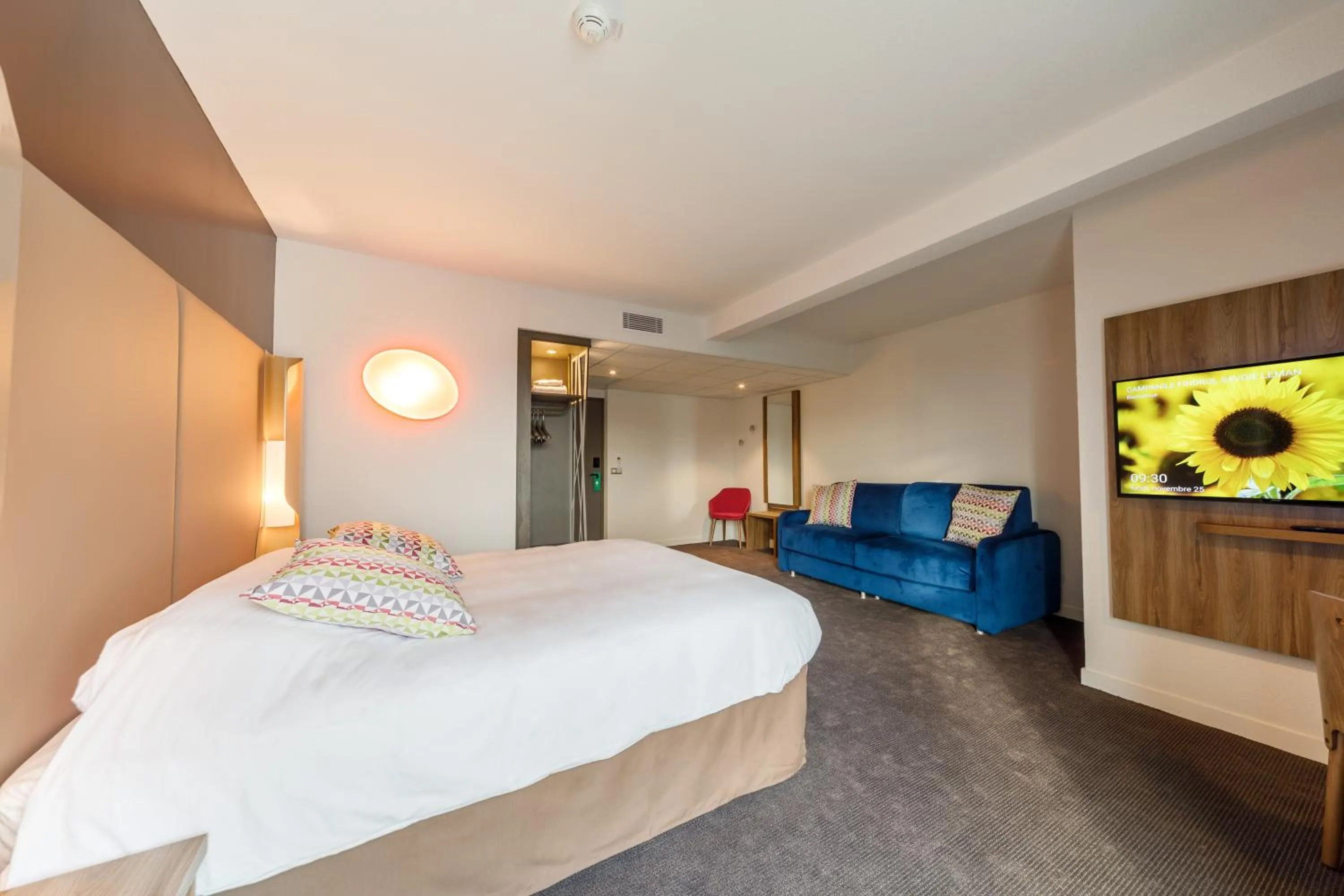 Photo of the whole room, Bed in Campanile Annemasse Est Findrol CHAL