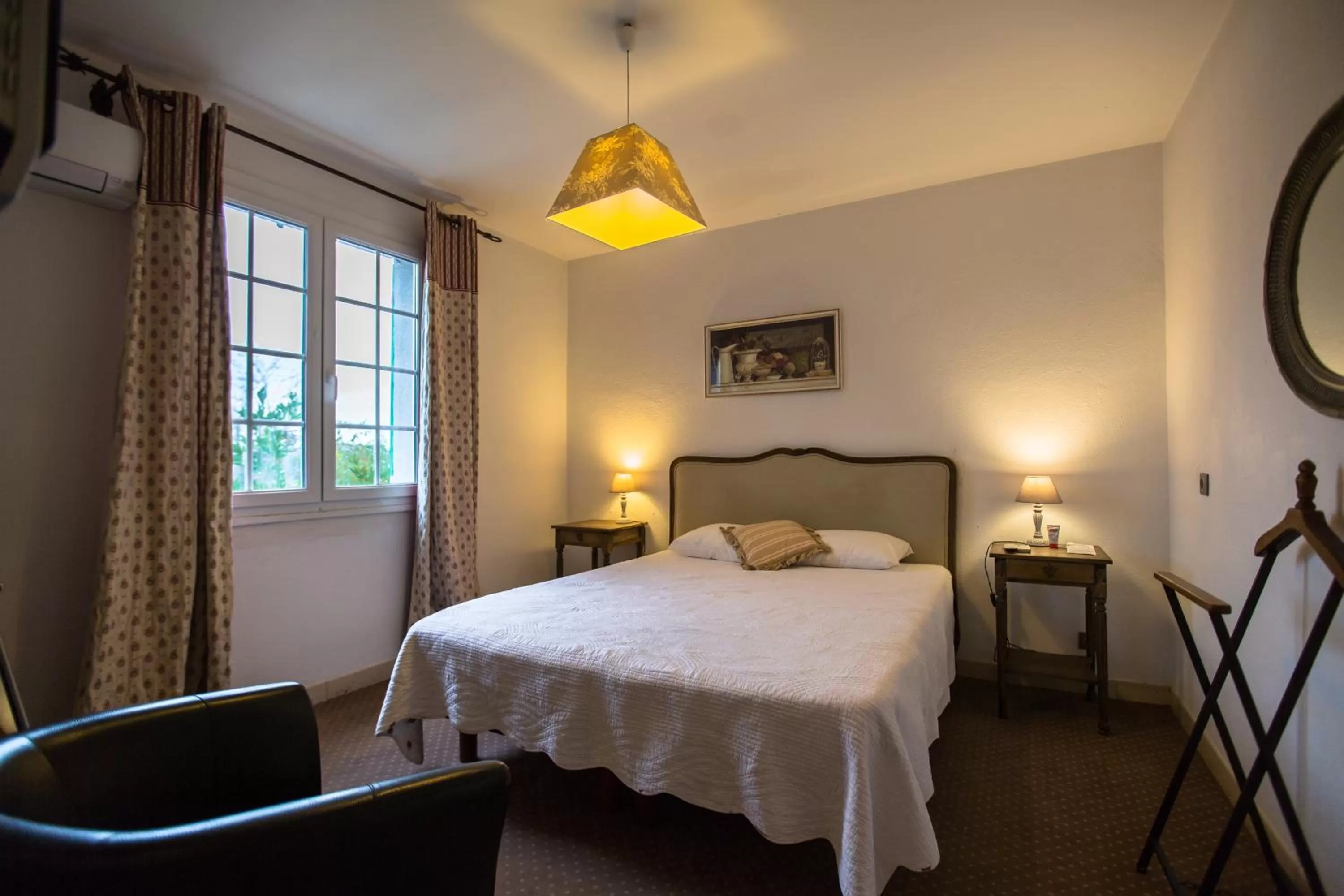 Photo of the whole room, Bed in Le Plan B - Hôtel 3 étoiles - Restaurant