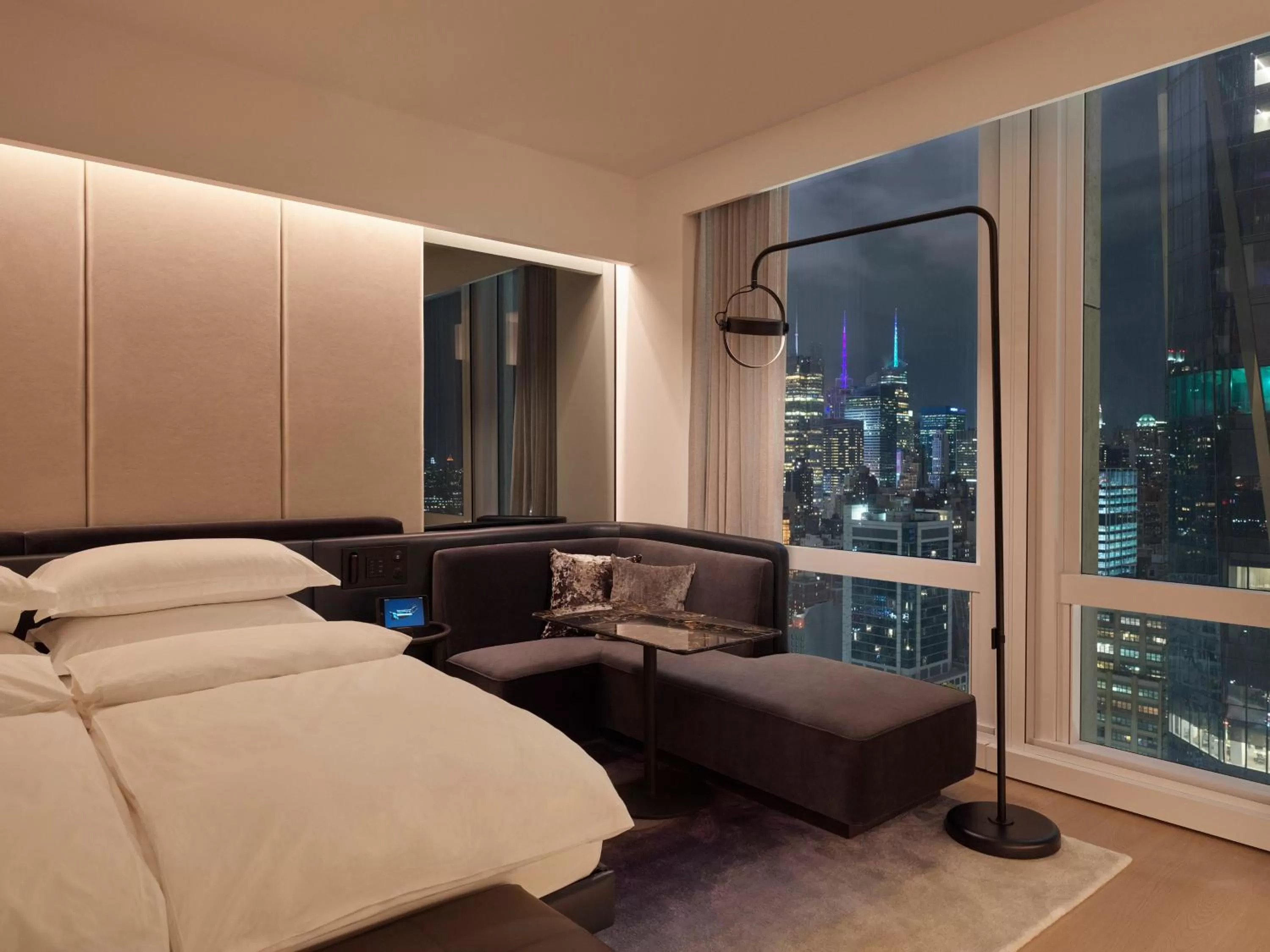 Property building, Bed in Equinox Hotel New York