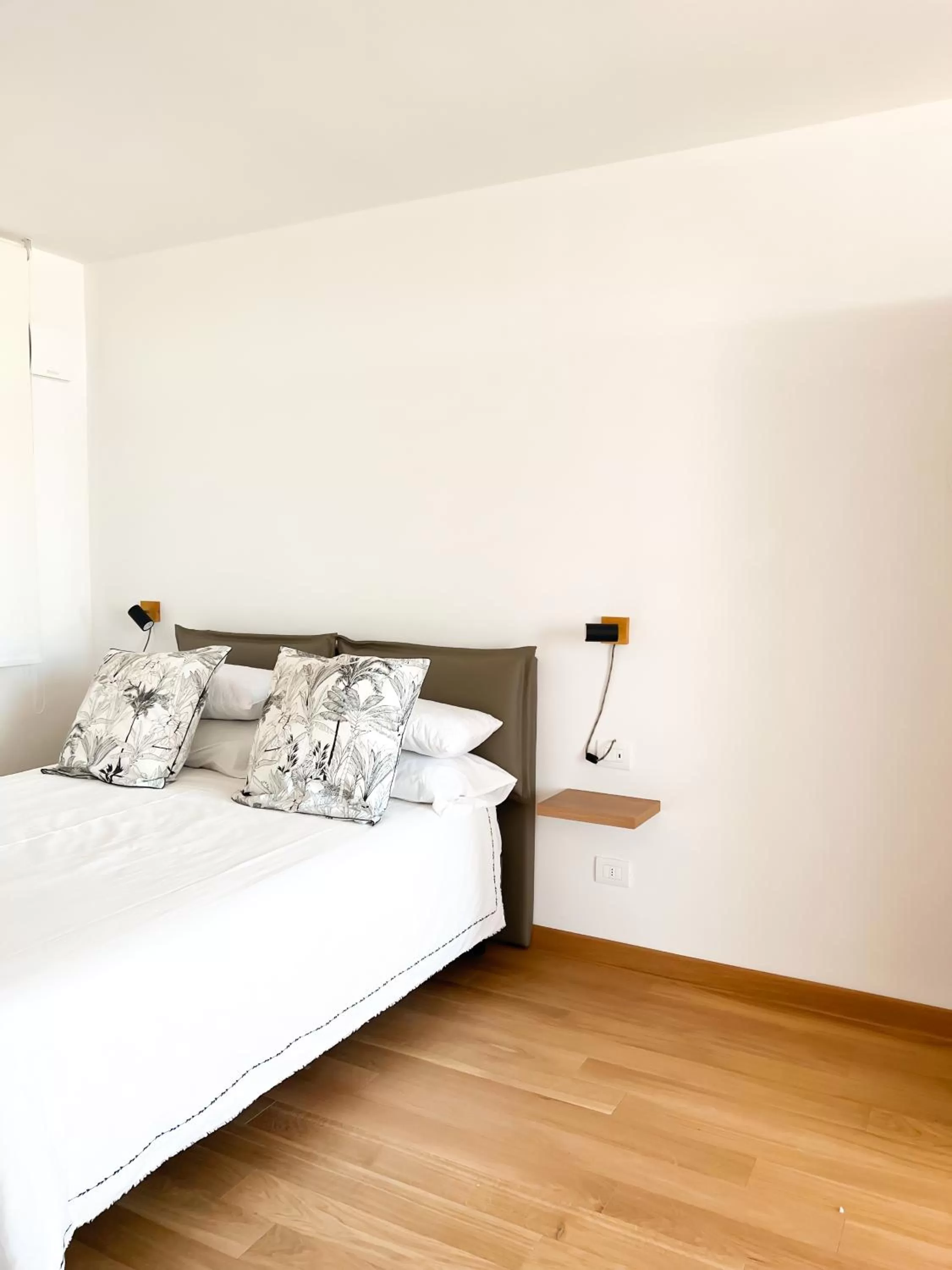 Bed in Glass House - Smart Rooms & Parking