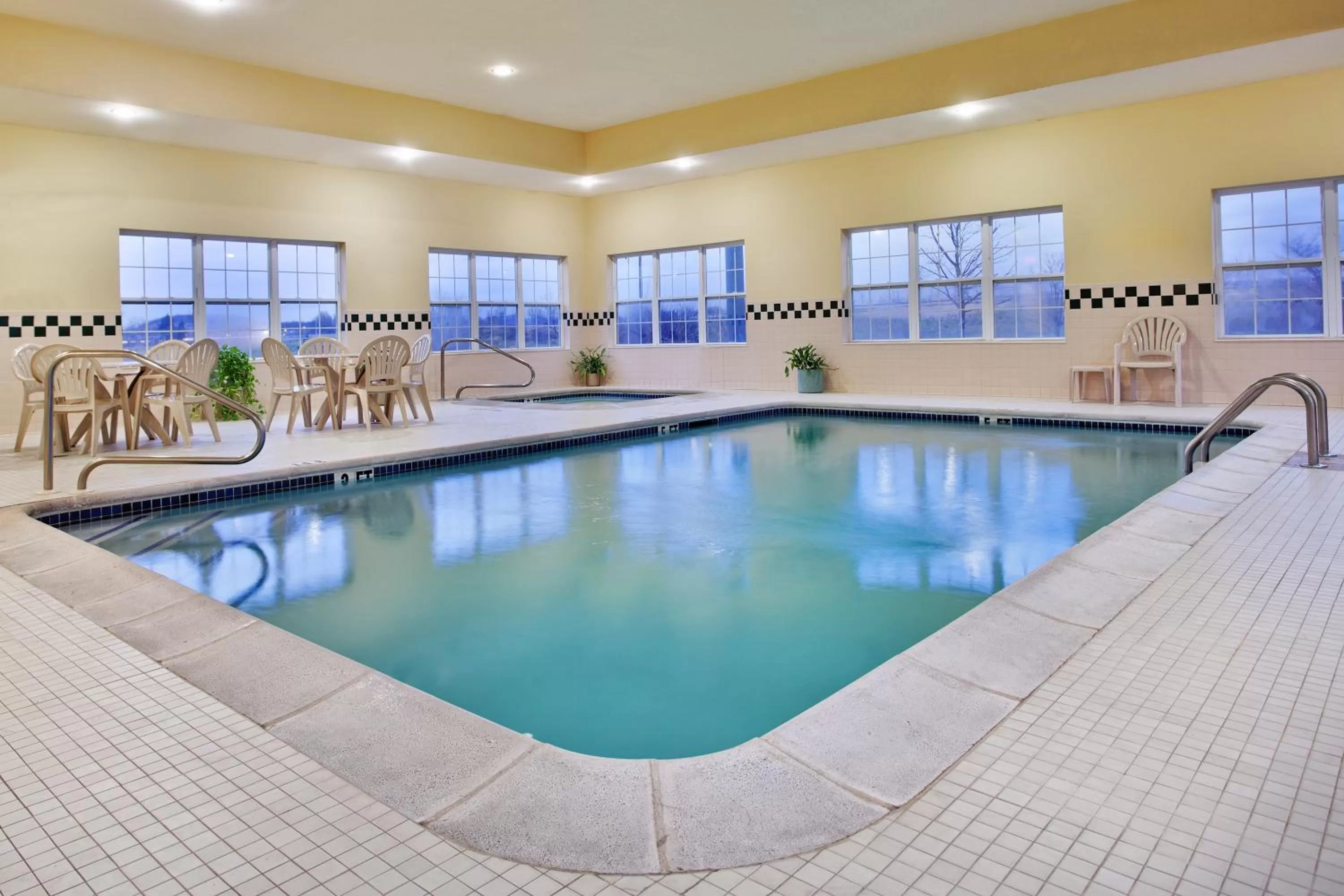 Swimming pool in Country Inn & Suites by Radisson, Louisville South, KY