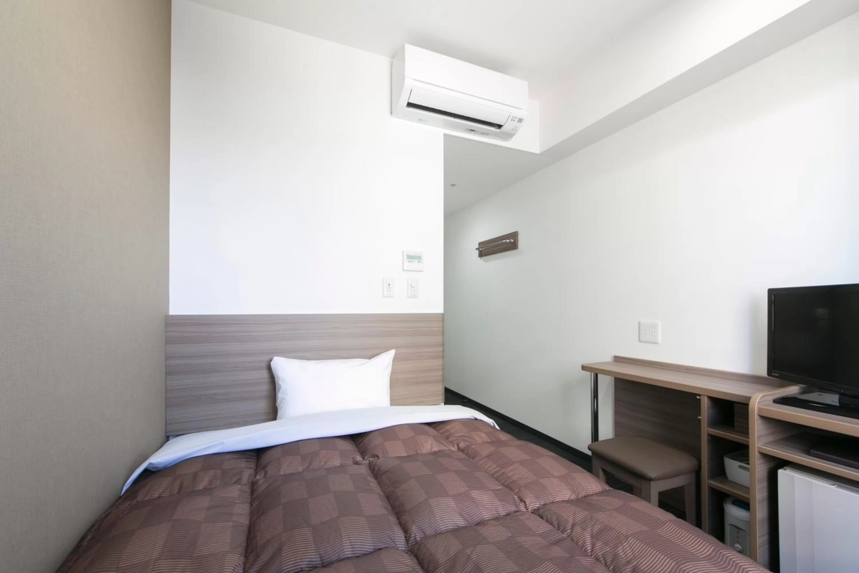 Bed in WASHINGTON R&B Hotel Shin Osaka Kitaguchi