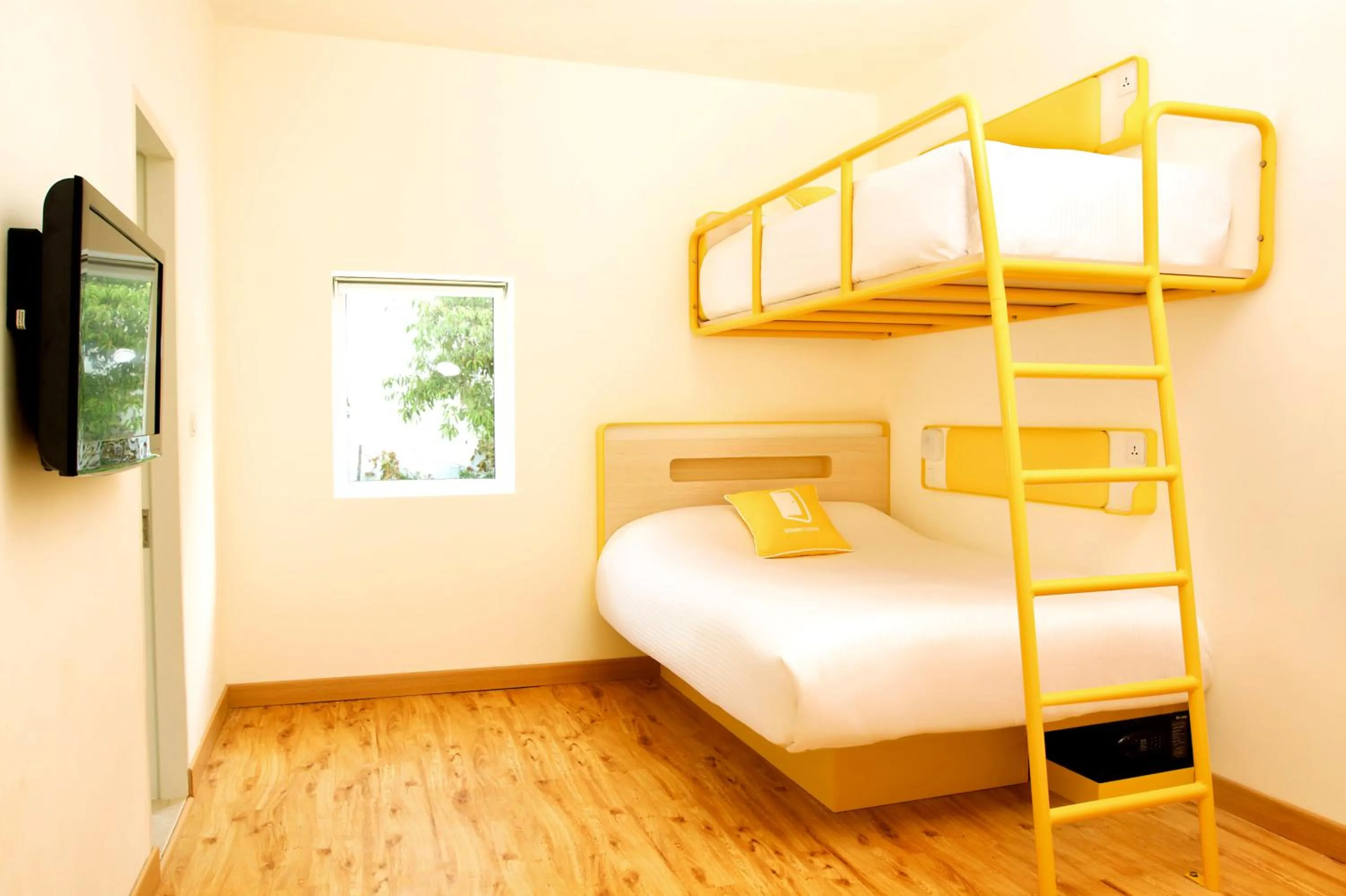 Photo of the whole room, Bed in Bloomrooms @ Link Road