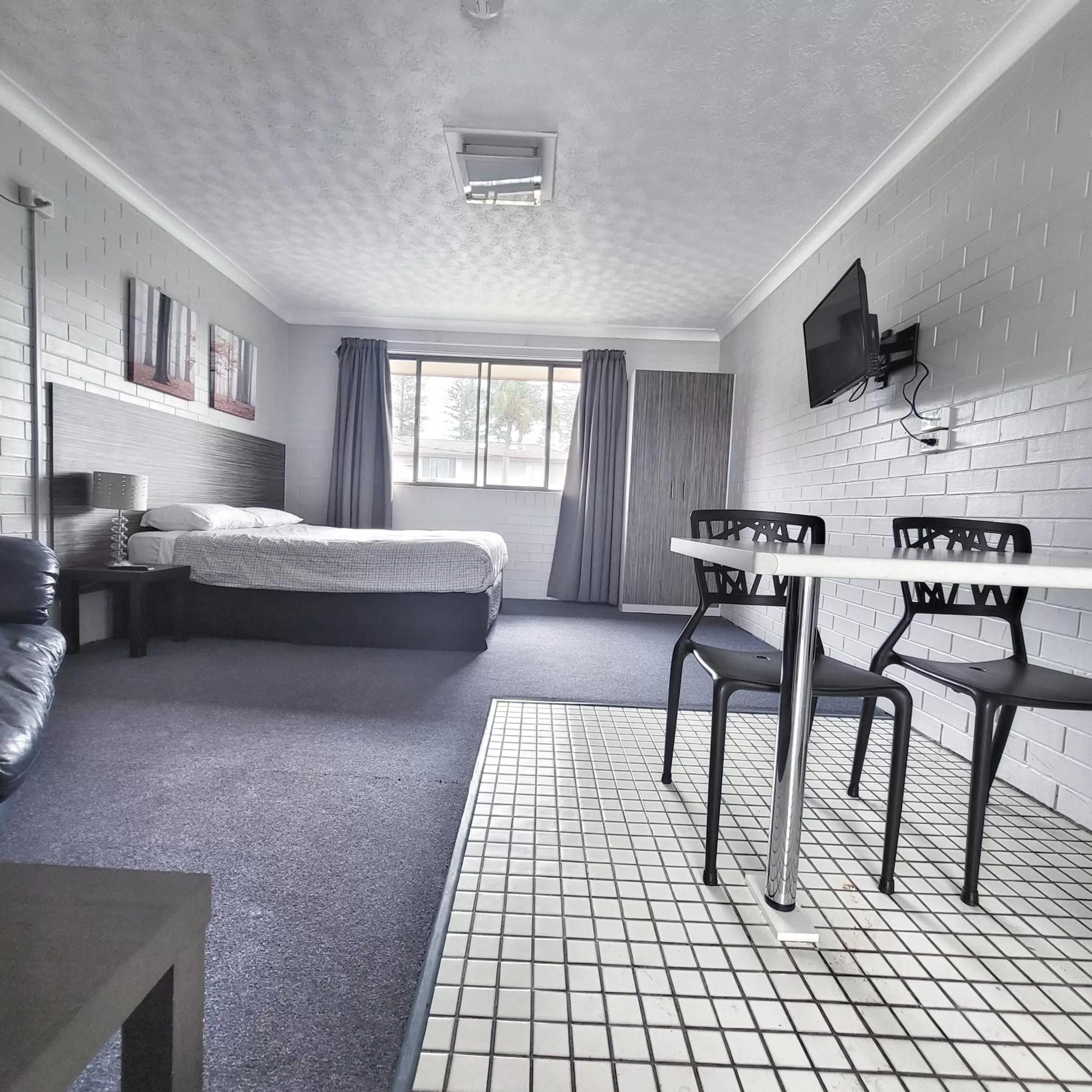 Queen Room in Raceview Motor Inn