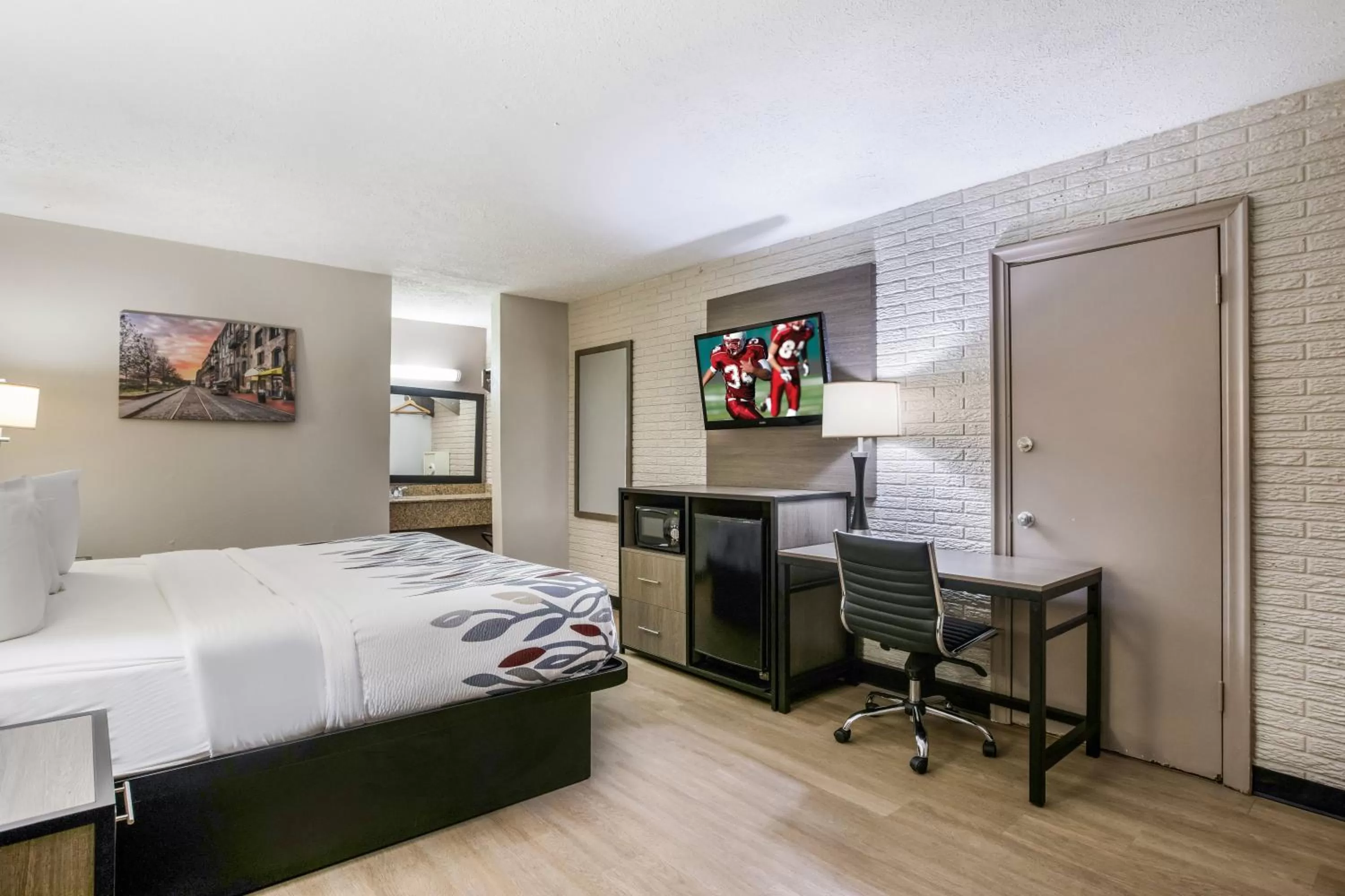 Bedroom, Bed in Red Roof Inn Savannah - Richmond Hill I-95