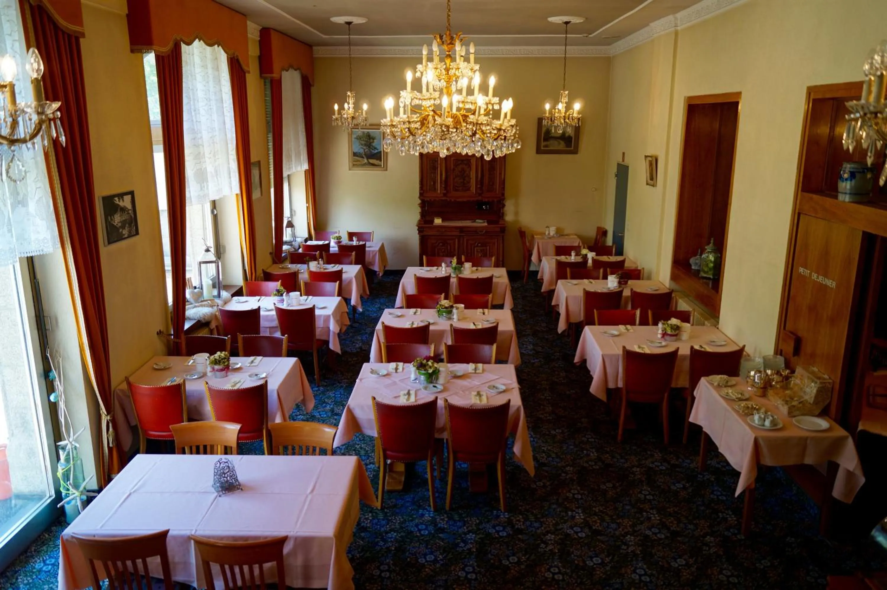 Restaurant/places to eat in Hotel Victoria