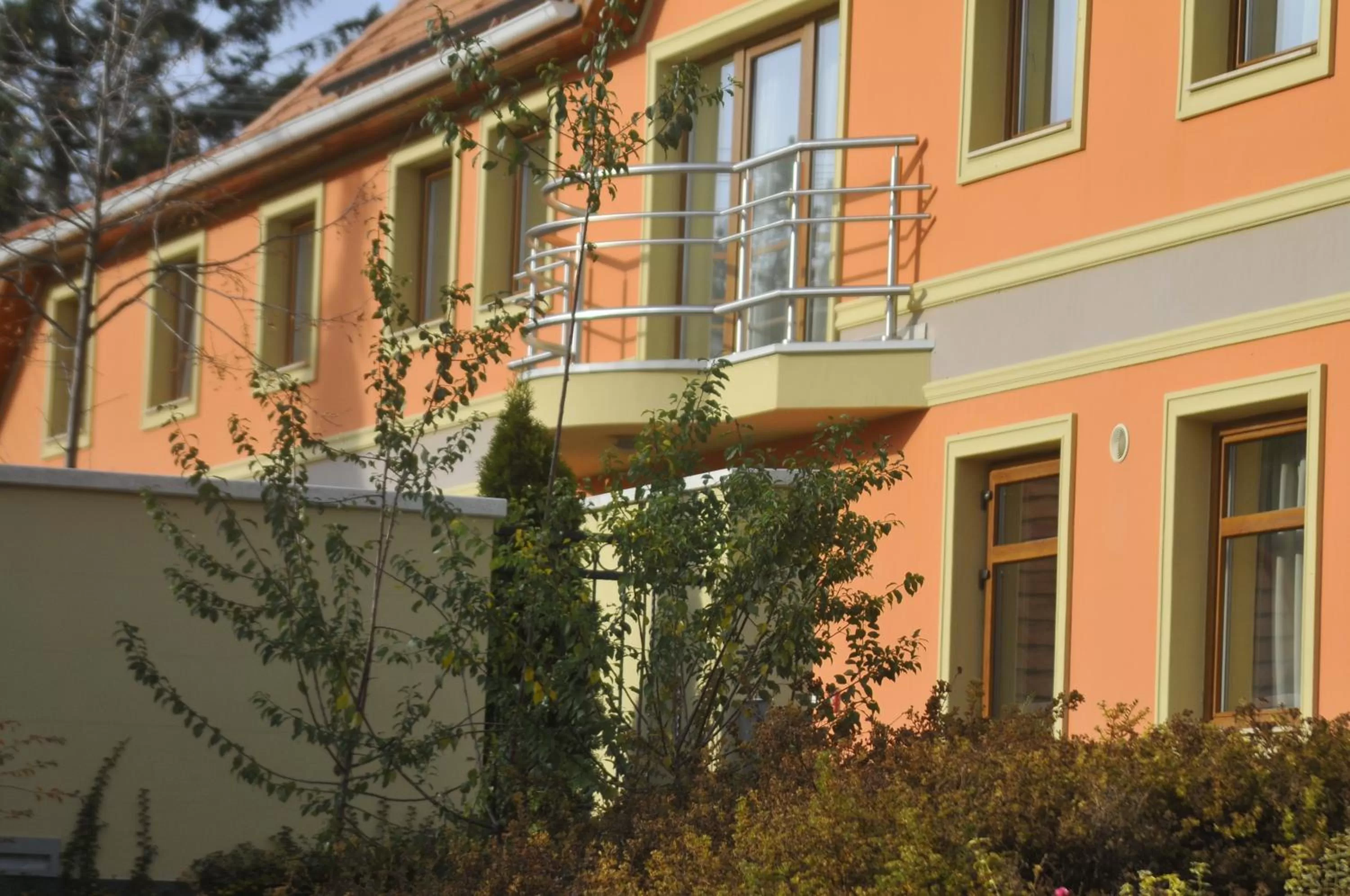 Facade/entrance, Property Building in Publo Étterem és Panzió