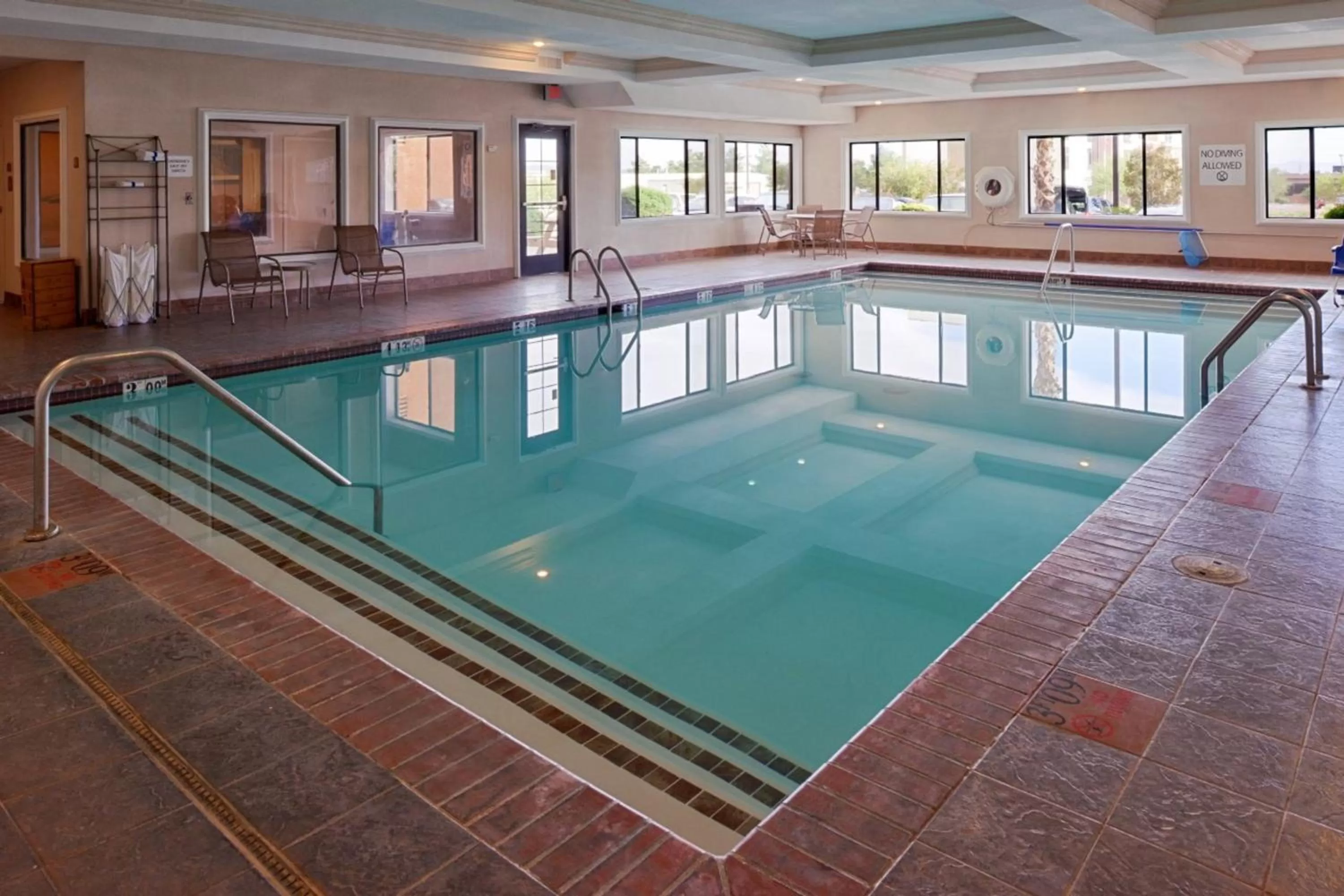 Swimming pool in Holiday Inn Express Kingman by IHG