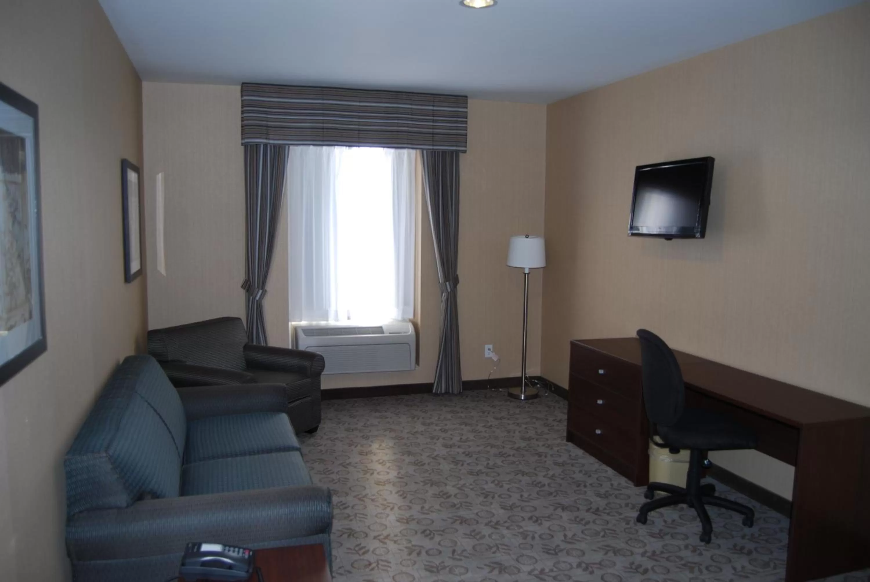 TV and multimedia in Days Inn by Wyndham Brampton