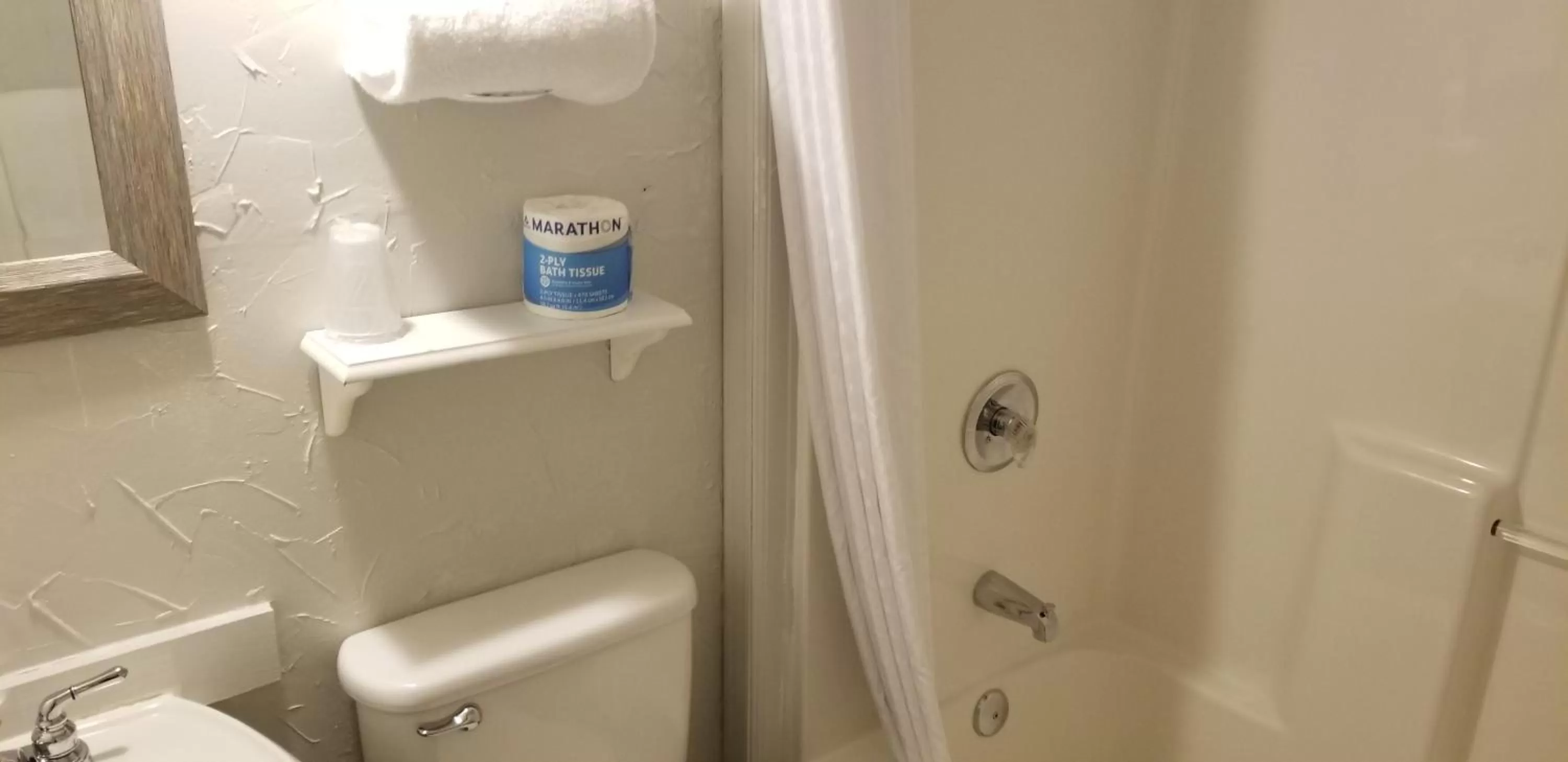 Deluxe Queen Room in Deep Water Inn