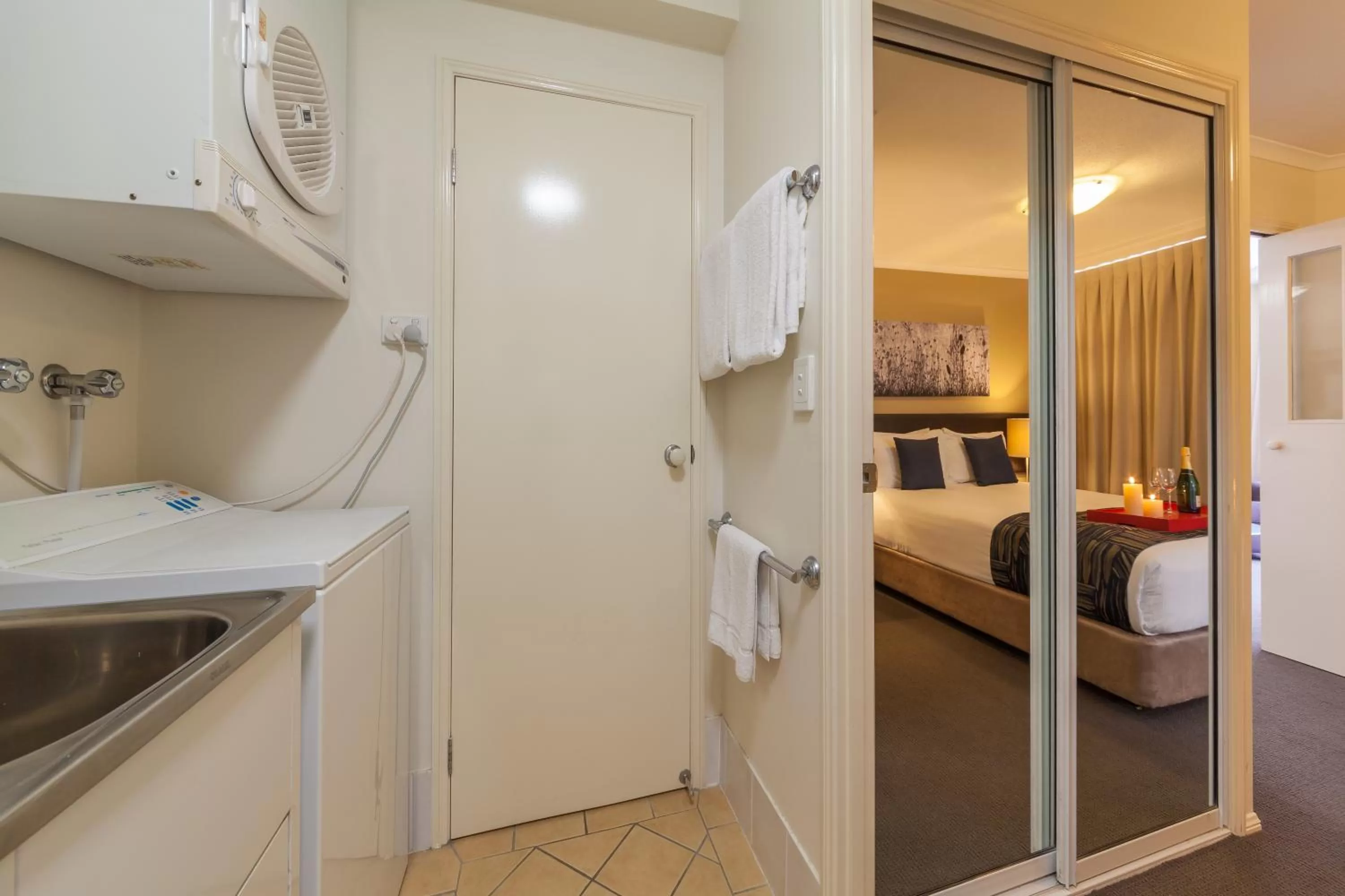 Bathroom, Bed in West End Central Apartments