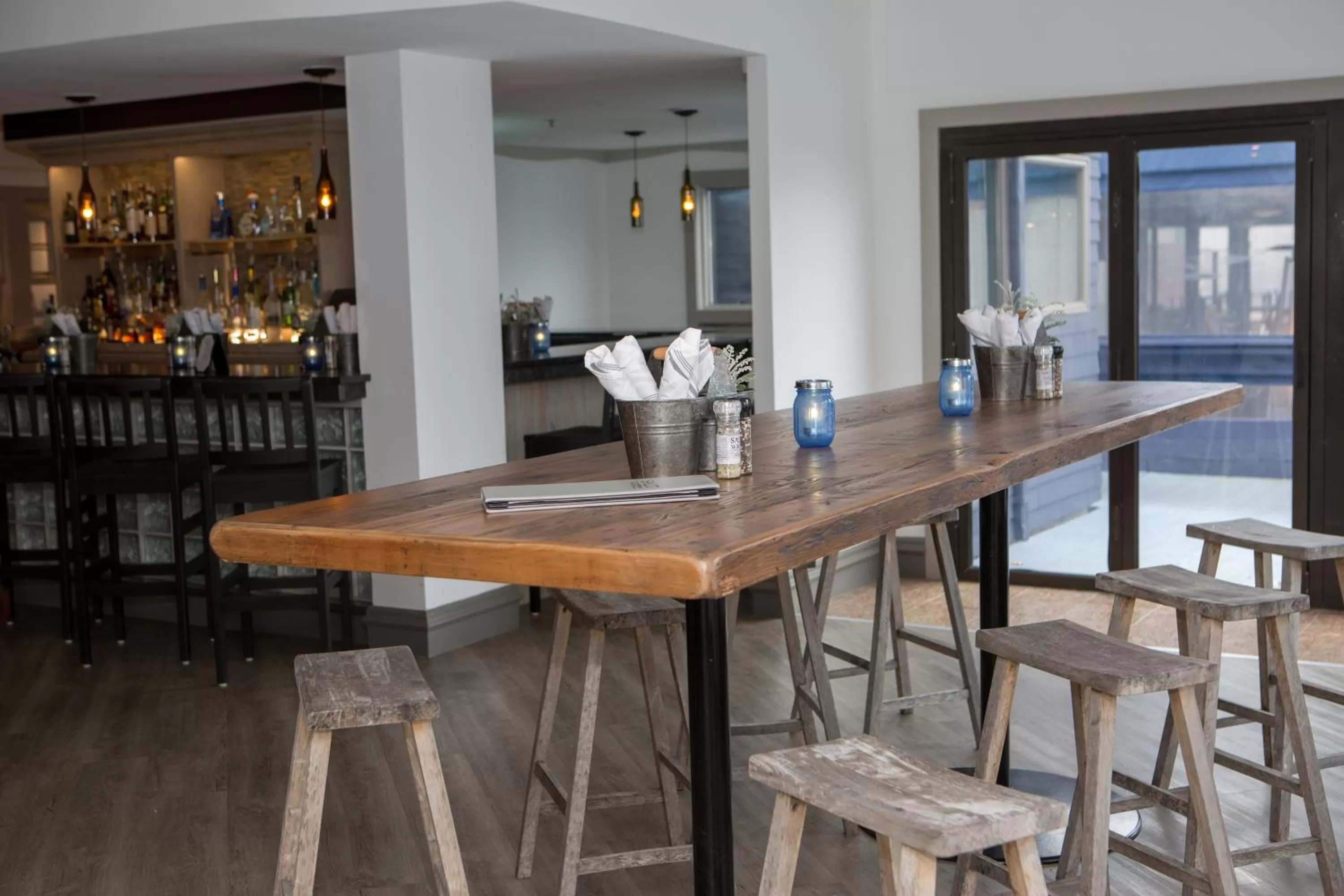 Lounge or bar in The Newport Harbor Hotel & Marina