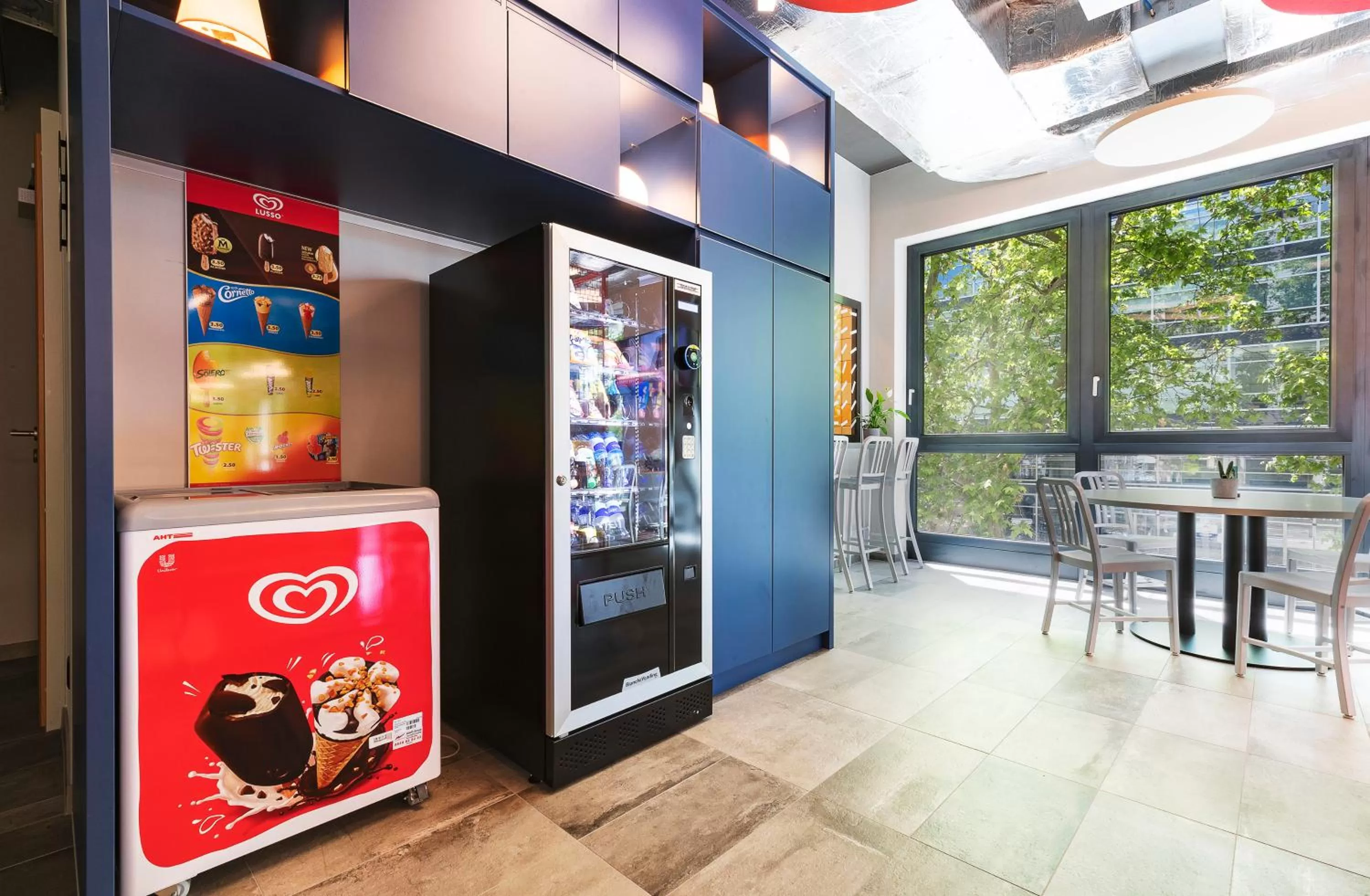 Shopping Area in MEININGER Hotel Genève Centre Charmilles