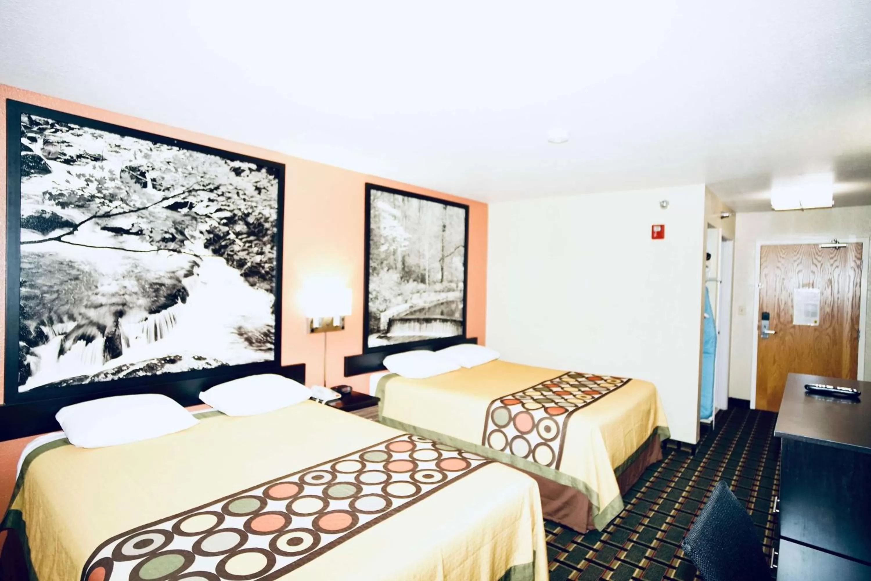 Photo of the whole room, Bed in Super 8 by Wyndham Crossville TN