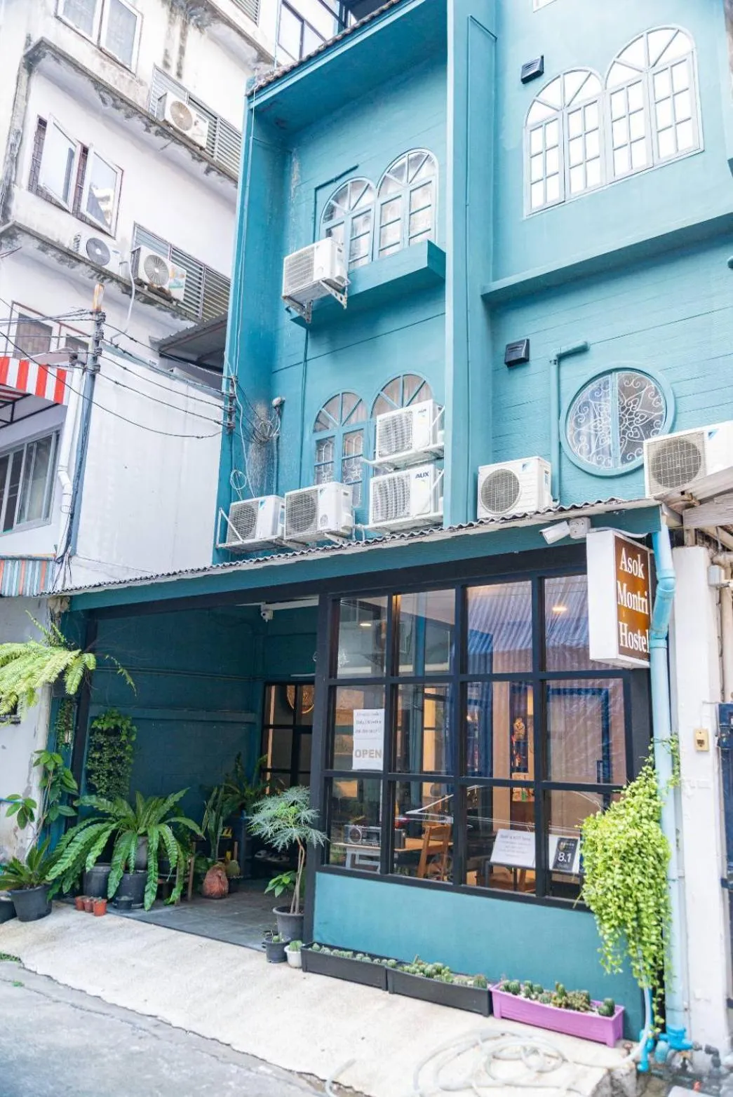 Property Building in Asoke Montri Hostel