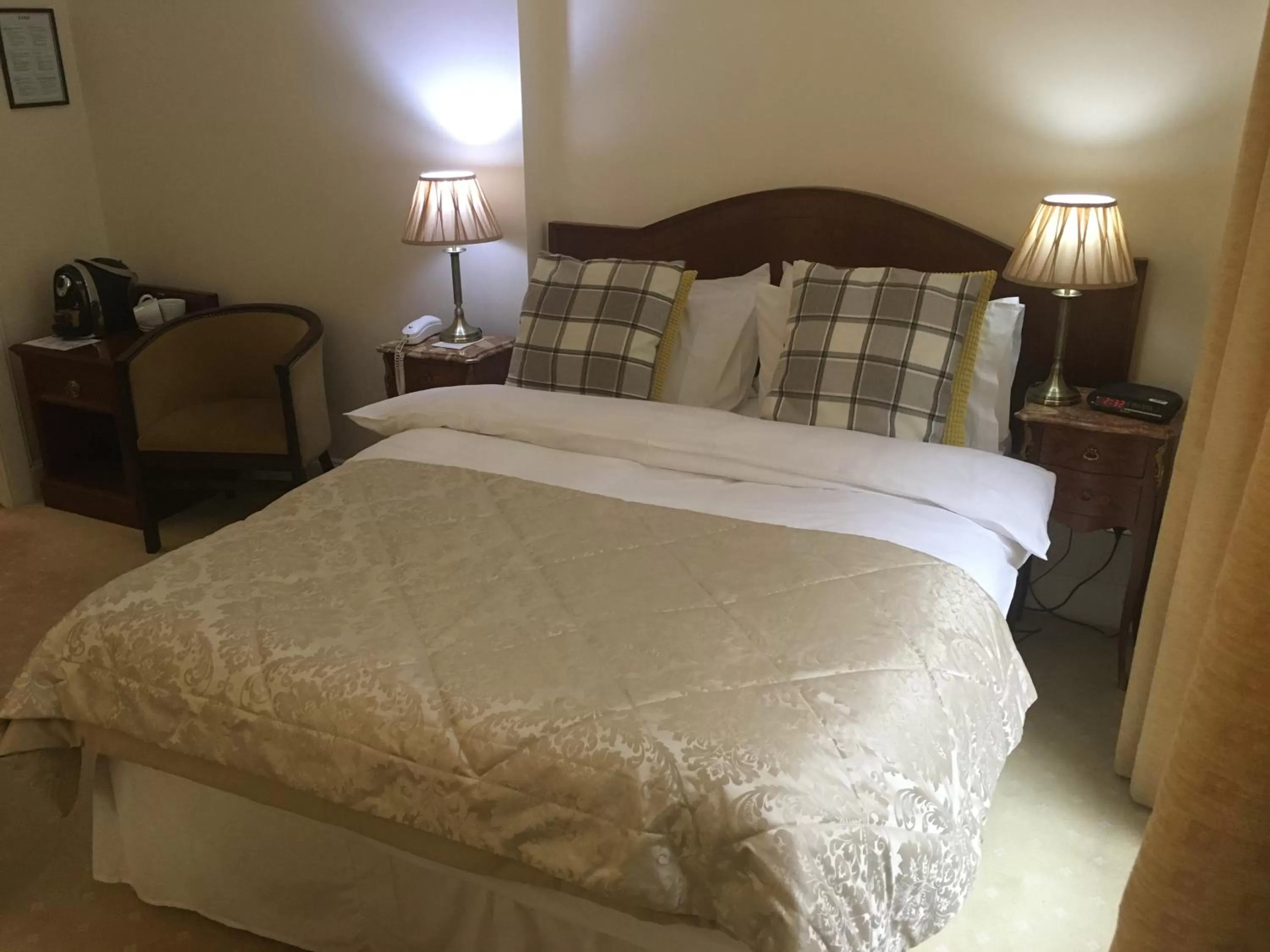 Bed in Mansfield House Hotel