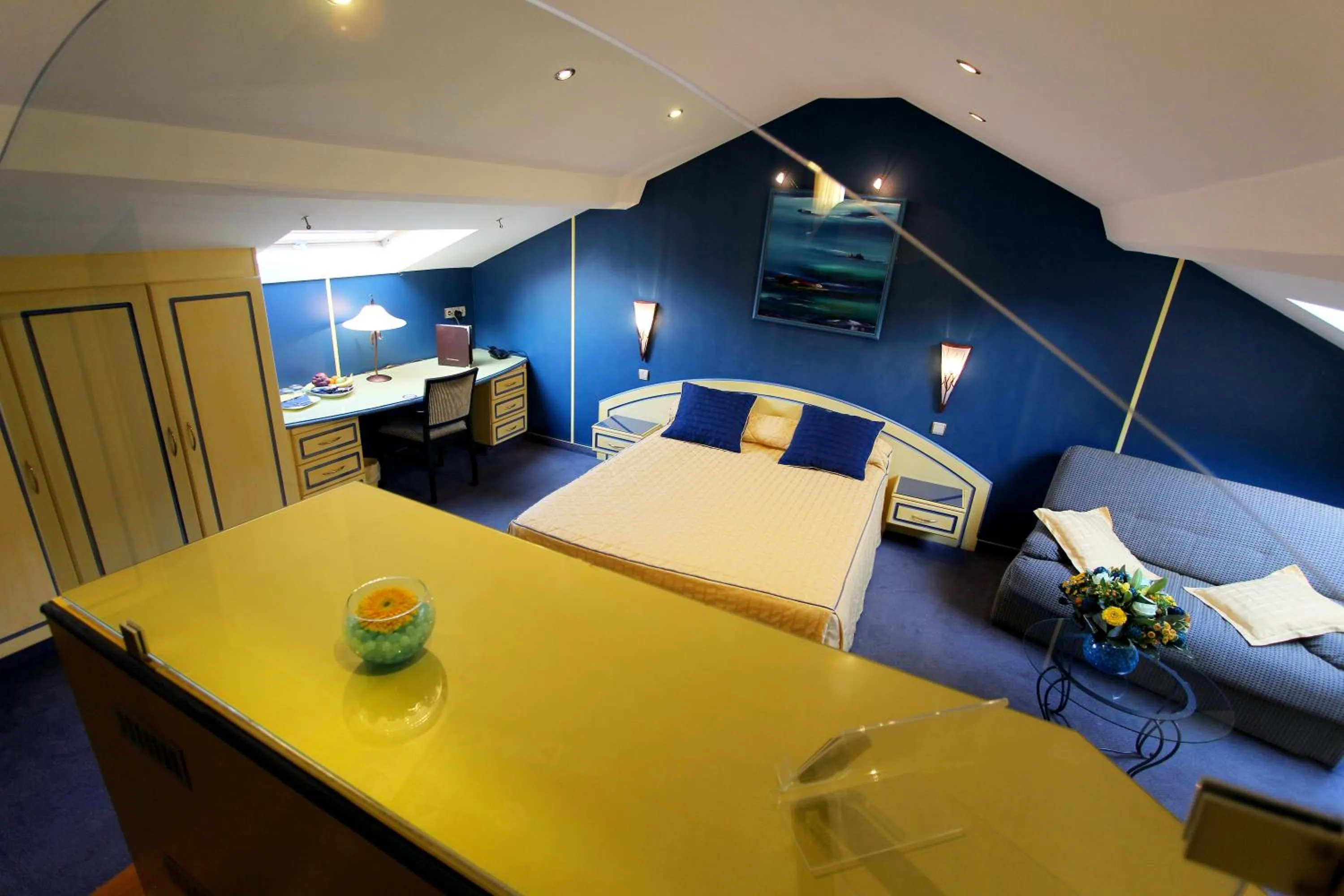 Photo of the whole room, Bed in Les Reflets Jaunes