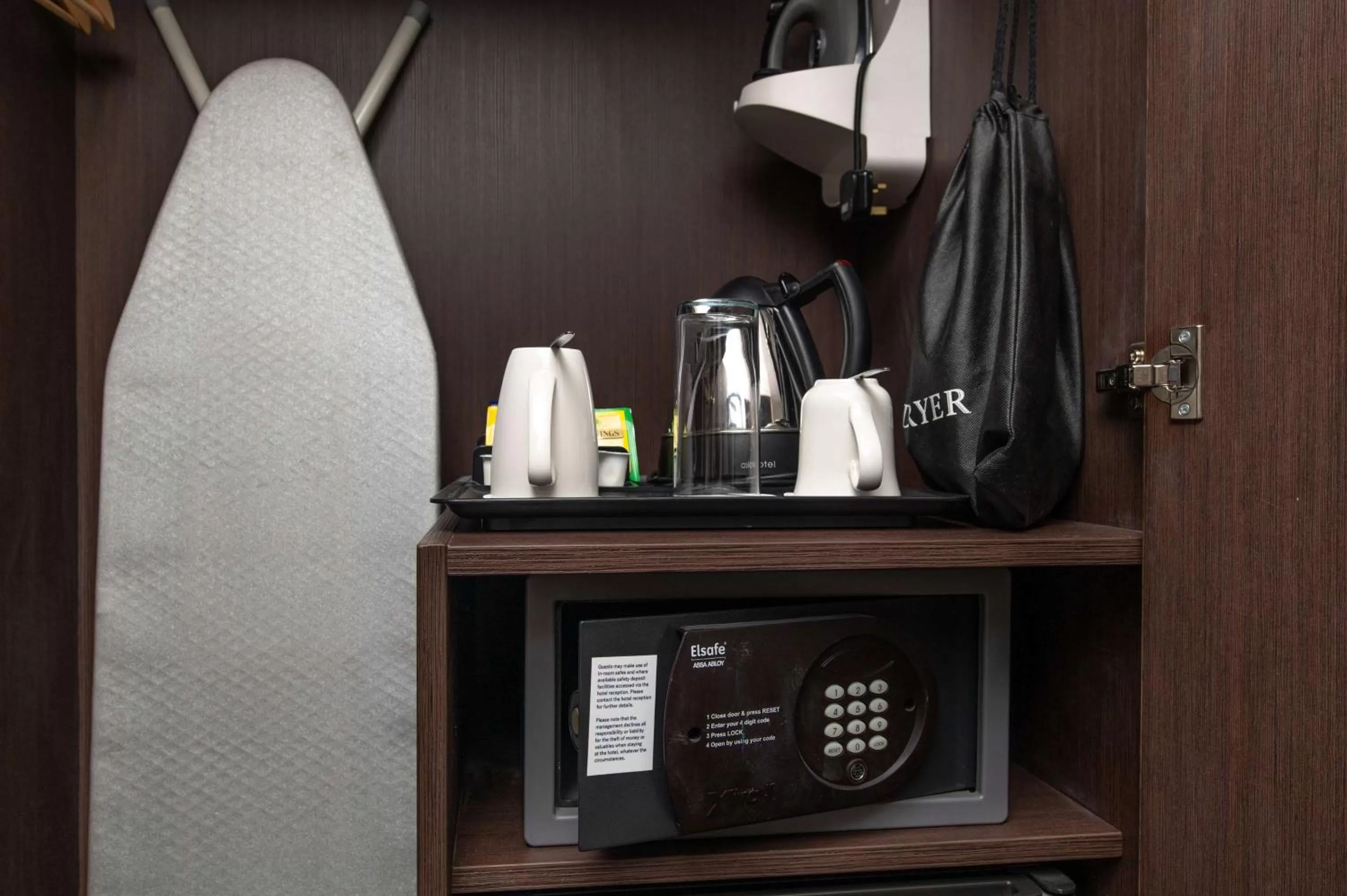 Photo of the whole room in Hilton London Gatwick Airport